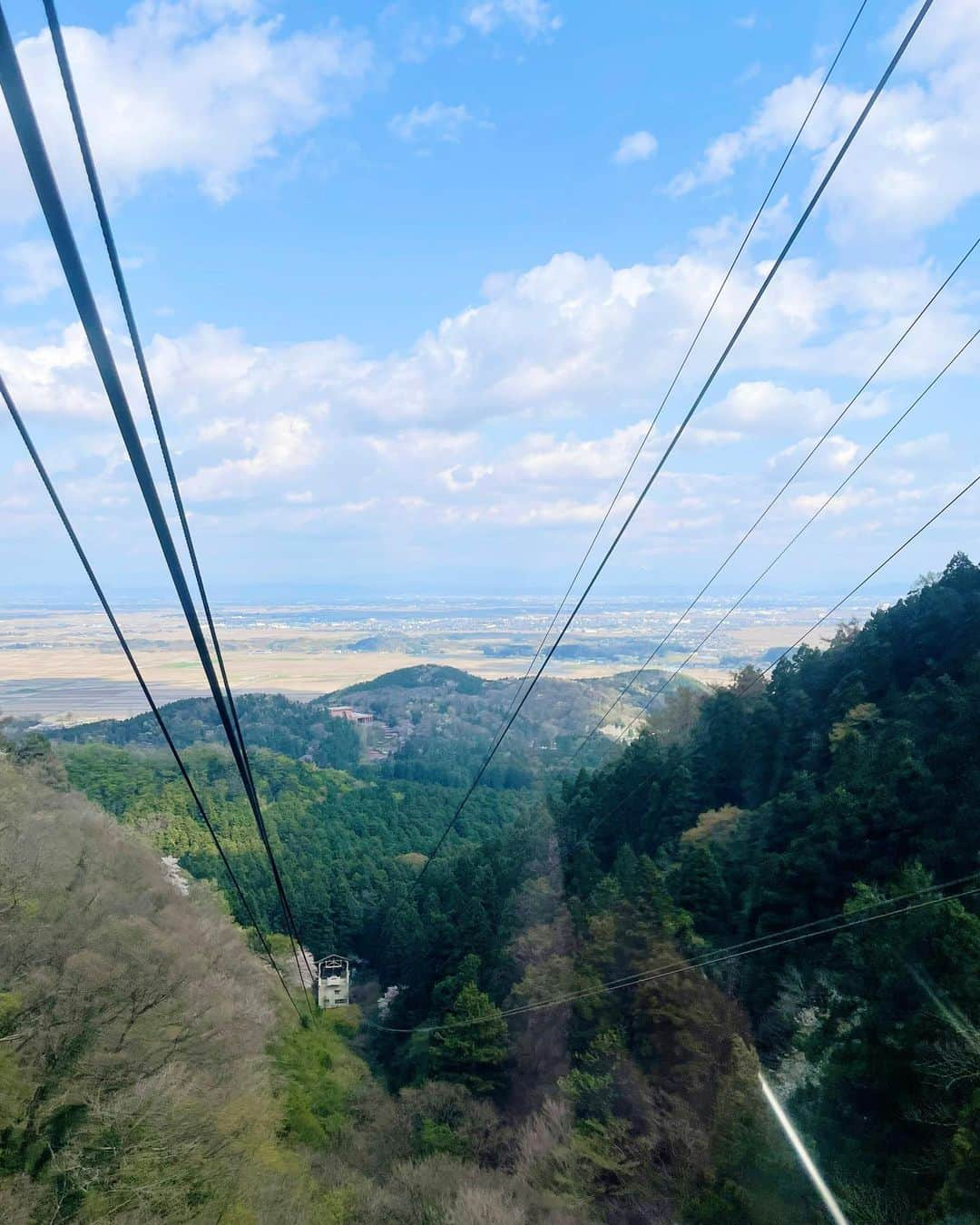 田中碧さんのインスタグラム写真 - (田中碧Instagram)「【新潟レポ再開⑤弥彦山】 ⁡ ロープウェイが楽しいのはもちろんなんだけど... ⁡ 奥宮（御神廟）からの絶景は ほんとうにほんとうにすばらしいです😭✨ 山！田んぼ！海！ そりゃ何食べてもおいしいわけだ💓 ⁡ ⁡ #新潟旅行 #新潟 #弥彦 #弥彦神社 #弥彦山 #弥彦山ロープウェイ #奥宮 #絶景 #絶景スポット #田中碧」5月20日 18時00分 - aoi.tanaka.0523