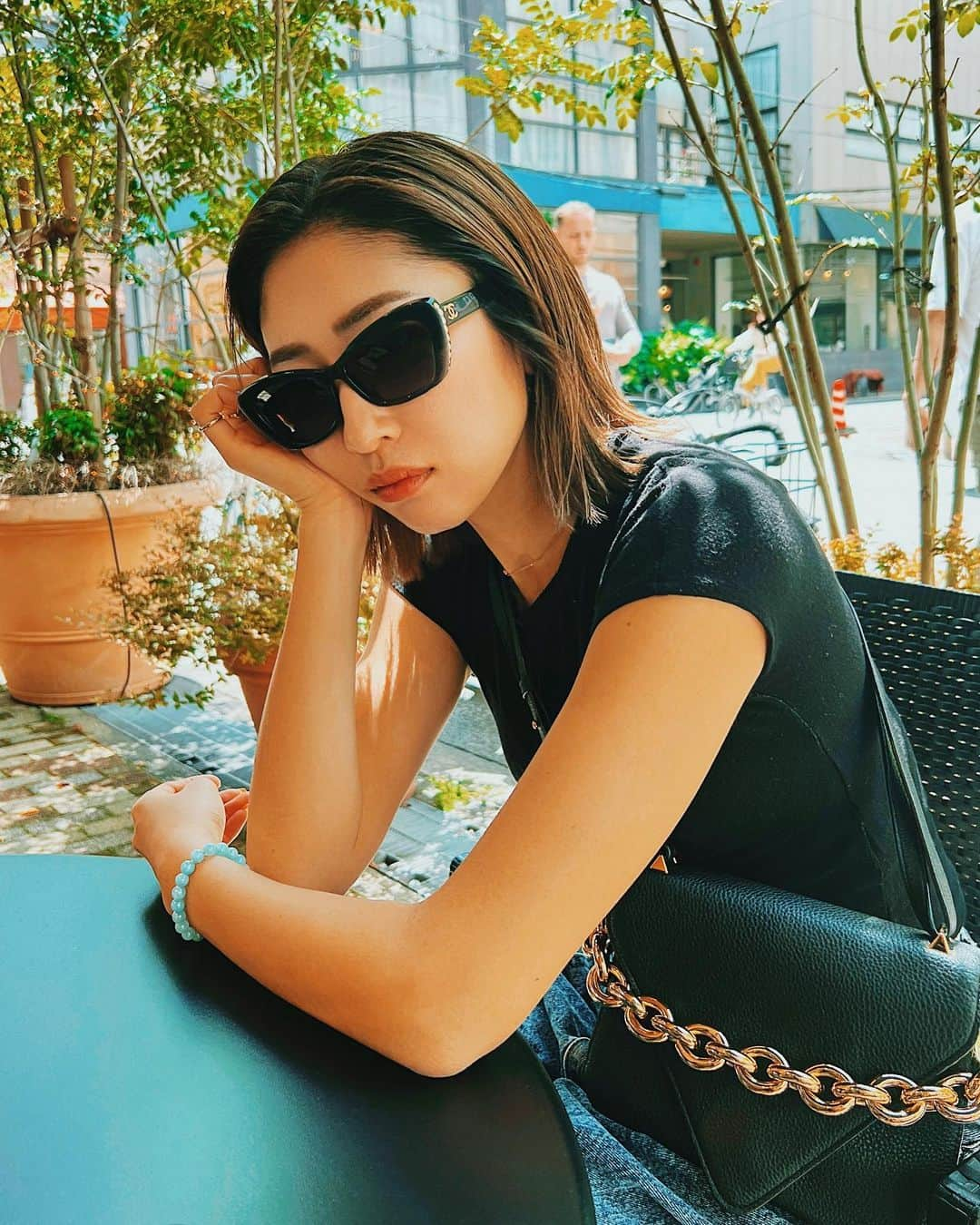 七菜香のインスタグラム：「天気が良い日のChill🫰🏻🌿  夫がプレゼントしてくれた🕶️が活躍してくれるシーズン到来💝  #chill #chillvibes #cafetime #present #fashion #eyewear #glasses👓 #dailylook #ootd #bottegaveneta #chaneleyewear #大阪カフェ #カフェ巡り #女の子ママ #ママファッション #サングラスコーデ #☕️」