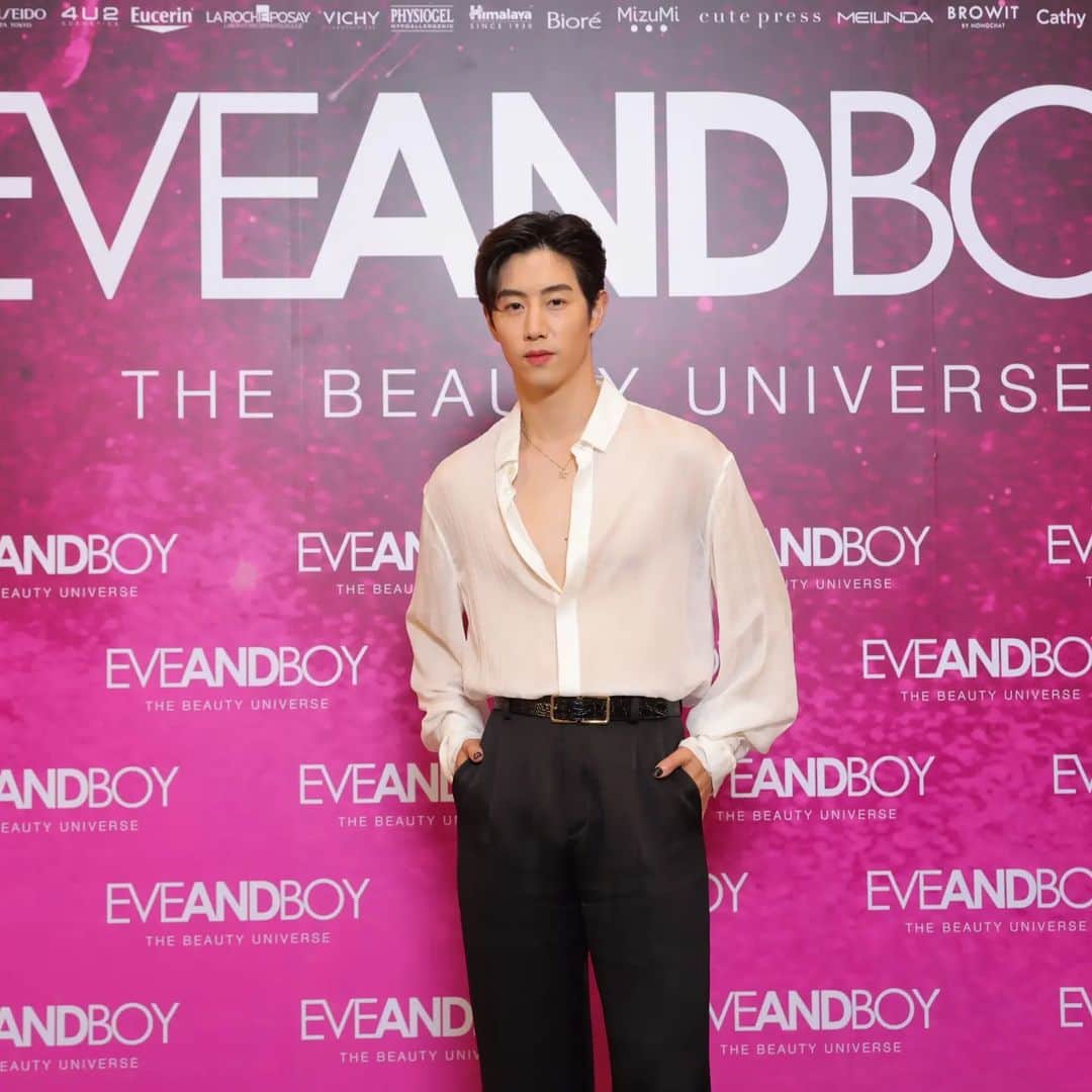CeCi Thailandさんのインスタグラム写真 - (CeCi ThailandInstagram)「เปิดลิสต์ บิวตี้ไอเทมแบรนด์ไหนที่ฮิตที่สุดของ @eveandboy ผู้นำบิวตี้สโตร์อันดับ 1 ของไทยในงาน “EVEANDBOY Best Selling Award 2022” ประจำปี 2022 รางวัลที่การันตีสุดยอดผลิตภัณฑ์ที่มียอดขายสูงสุดจากอีฟแอนด์บอยทั่วประเทศในปี 2022 ซึ่งจัดติดต่อกันเป็นปีที่ 3 โดยในปีนี้มีผลิตภัณฑ์ที่ได้รับรางวัลทั้งหมด 102 รางวัล จาก 10 หมวด ประกอบด้วย FRAGRANCE, SKINCARE, DERMA SKINCARE,  MAKE UP, BODY CARE, HAIR CARE, NAILS COLOR, PERSONAL CARE, BRUSHES TOOLS AND ACCESSORIES, SUPPLEMENTS  พร้อมเซอร์ไพรส์ครั้งใหญ่กับ @marktuan แบรนด์แอมบาสเดอร์ มาเผยเคล็ดลับการดูแลตัวเอง ให้ SHINING และยังจัดแฟนมีต Mark Tuan Fan Meeting (Special Edition) ให้แฟนๆ โดยเฉพาะ  #eveandboyxmarktuan」5月19日 16時53分 - girldailydotcom