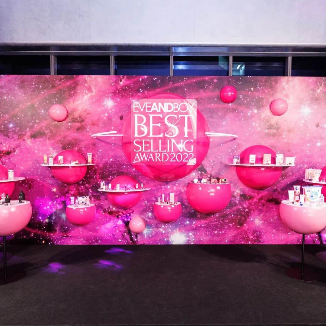 CeCi Thailandさんのインスタグラム写真 - (CeCi ThailandInstagram)「เปิดลิสต์ บิวตี้ไอเทมแบรนด์ไหนที่ฮิตที่สุดของ @eveandboy ผู้นำบิวตี้สโตร์อันดับ 1 ของไทยในงาน “EVEANDBOY Best Selling Award 2022” ประจำปี 2022 รางวัลที่การันตีสุดยอดผลิตภัณฑ์ที่มียอดขายสูงสุดจากอีฟแอนด์บอยทั่วประเทศในปี 2022 ซึ่งจัดติดต่อกันเป็นปีที่ 3 โดยในปีนี้มีผลิตภัณฑ์ที่ได้รับรางวัลทั้งหมด 102 รางวัล จาก 10 หมวด ประกอบด้วย FRAGRANCE, SKINCARE, DERMA SKINCARE,  MAKE UP, BODY CARE, HAIR CARE, NAILS COLOR, PERSONAL CARE, BRUSHES TOOLS AND ACCESSORIES, SUPPLEMENTS  พร้อมเซอร์ไพรส์ครั้งใหญ่กับ @marktuan แบรนด์แอมบาสเดอร์ มาเผยเคล็ดลับการดูแลตัวเอง ให้ SHINING และยังจัดแฟนมีต Mark Tuan Fan Meeting (Special Edition) ให้แฟนๆ โดยเฉพาะ  #eveandboyxmarktuan」5月19日 16時53分 - girldailydotcom