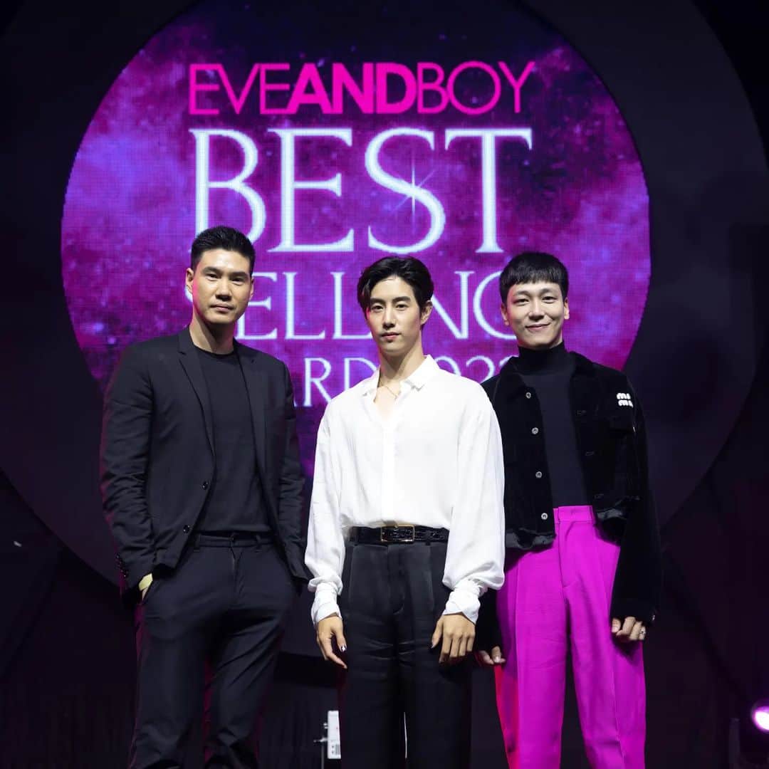 CeCi Thailandさんのインスタグラム写真 - (CeCi ThailandInstagram)「เปิดลิสต์ บิวตี้ไอเทมแบรนด์ไหนที่ฮิตที่สุดของ @eveandboy ผู้นำบิวตี้สโตร์อันดับ 1 ของไทยในงาน “EVEANDBOY Best Selling Award 2022” ประจำปี 2022 รางวัลที่การันตีสุดยอดผลิตภัณฑ์ที่มียอดขายสูงสุดจากอีฟแอนด์บอยทั่วประเทศในปี 2022 ซึ่งจัดติดต่อกันเป็นปีที่ 3 โดยในปีนี้มีผลิตภัณฑ์ที่ได้รับรางวัลทั้งหมด 102 รางวัล จาก 10 หมวด ประกอบด้วย FRAGRANCE, SKINCARE, DERMA SKINCARE,  MAKE UP, BODY CARE, HAIR CARE, NAILS COLOR, PERSONAL CARE, BRUSHES TOOLS AND ACCESSORIES, SUPPLEMENTS  พร้อมเซอร์ไพรส์ครั้งใหญ่กับ @marktuan แบรนด์แอมบาสเดอร์ มาเผยเคล็ดลับการดูแลตัวเอง ให้ SHINING และยังจัดแฟนมีต Mark Tuan Fan Meeting (Special Edition) ให้แฟนๆ โดยเฉพาะ  #eveandboyxmarktuan」5月19日 16時53分 - girldailydotcom