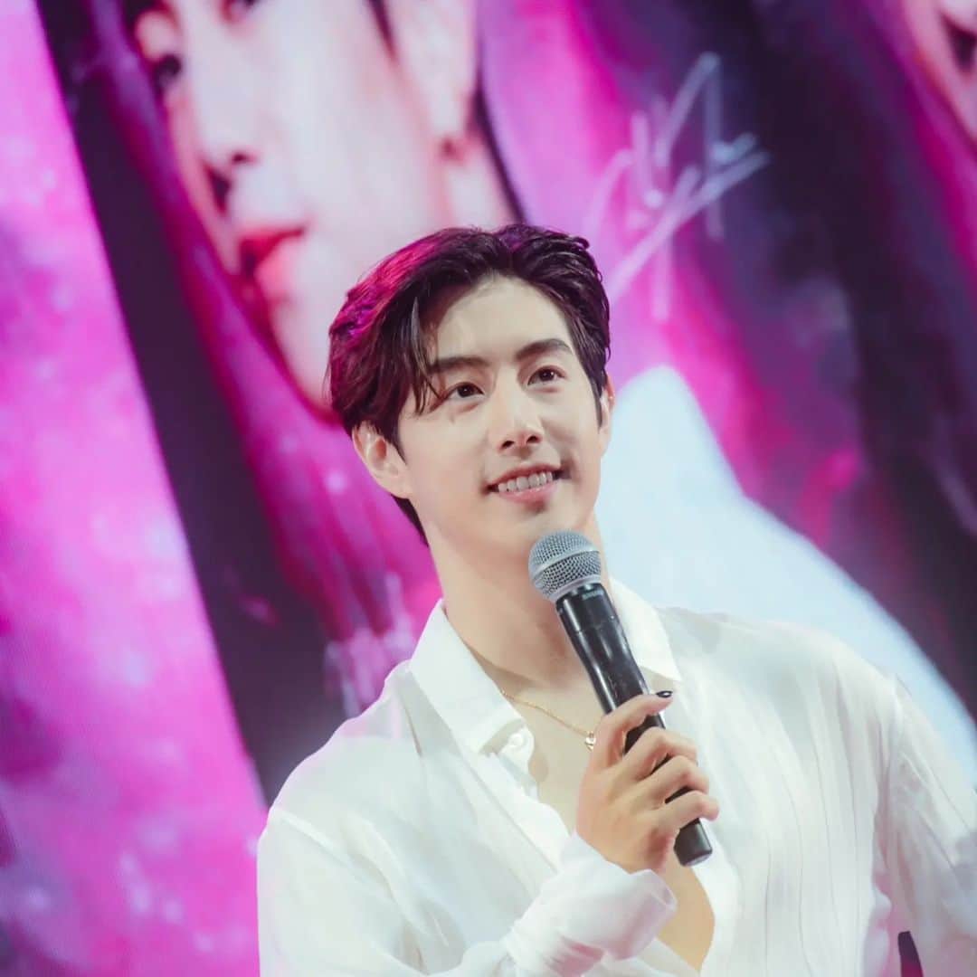 CeCi Thailandさんのインスタグラム写真 - (CeCi ThailandInstagram)「เปิดลิสต์ บิวตี้ไอเทมแบรนด์ไหนที่ฮิตที่สุดของ @eveandboy ผู้นำบิวตี้สโตร์อันดับ 1 ของไทยในงาน “EVEANDBOY Best Selling Award 2022” ประจำปี 2022 รางวัลที่การันตีสุดยอดผลิตภัณฑ์ที่มียอดขายสูงสุดจากอีฟแอนด์บอยทั่วประเทศในปี 2022 ซึ่งจัดติดต่อกันเป็นปีที่ 3 โดยในปีนี้มีผลิตภัณฑ์ที่ได้รับรางวัลทั้งหมด 102 รางวัล จาก 10 หมวด ประกอบด้วย FRAGRANCE, SKINCARE, DERMA SKINCARE,  MAKE UP, BODY CARE, HAIR CARE, NAILS COLOR, PERSONAL CARE, BRUSHES TOOLS AND ACCESSORIES, SUPPLEMENTS  พร้อมเซอร์ไพรส์ครั้งใหญ่กับ @marktuan แบรนด์แอมบาสเดอร์ มาเผยเคล็ดลับการดูแลตัวเอง ให้ SHINING และยังจัดแฟนมีต Mark Tuan Fan Meeting (Special Edition) ให้แฟนๆ โดยเฉพาะ  #eveandboyxmarktuan」5月19日 16時53分 - girldailydotcom