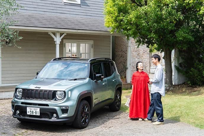 リンネルさんのインスタグラム写真 - (リンネルInstagram)「発売したリンネル7月号では「Jeep×暮らし」と題して、車のJeepがどんなふうに日常に溶け込んでいるのかに注目しています。かっこよくて、アウトドアライフに欠かせないイメージのJeepが、素敵な人の暮らしとリンクする理由とは？  （スワイプ１枚目） スタイリストの宇藤えみさんは、Jeepのプラグインハイブリット車、『Renegade 4xe』を、スタイリスト目線で試乗♪ 都内からお引っ越され、車が欠かせない生活になり、運転しやすさ、そして料理撮影など機材も多いので荷物がきちんと詰めるかがチェックポイントに。電気で約50kmも走行でき、子の送迎や買い物にはガソリン要らずという、環境に配慮したJeepのプラグインハイブリッドとの生活は、「仕事でもプライベートでも頼りになりそう！」と感心。  （スワイプ２枚目、３枚目） アウトドア好きのモデルの高山都さん、安井達郎さん夫妻は、現在車の買い替えを検討中。Jeep『Renegade 4xe』を二人で試乗し、見た目がかっこいいこと、キャンプ用品を詰めるか、環境に配慮しているかなど二人のこだわりポイントが叶っていたご様子。「デザイン、色もいい！」（安井さん）、「見た目以上に荷物が入る！」と、わきあいあいとした試乗シーンを誌面とWEBでご紹介しています！  さらに、今回はハイブリッドというテーマにちなんで、Jeepが「リンネル」「Monomax」２雑誌と、“家でも使えるハイブリッドなもの”や”繰り返し使える環境にやさしいアイテム”などを厳選した「Jeep Real Hybrid キャンペーン」を実施。高山さん、安井さん、宇藤さんおすすめの品を、ご応募いただいた方の中から抽選で総計65名様にプレゼントいたします。ご応募は7月31日（月）まで。この機会をお見逃しなく！  @jeep_japan_official @emiuto @miyare38 @tatsuroyasui @monomax_tkj  #RealHybridキャンペーン #jeepjapan #4x4 #4wd #suv #jeep #ジープ #アウトドア #Renegade #レネゲード #olllllllo #monomax #リンネル #リンネル７月号 #pr」5月19日 16時56分 - liniere_tkj