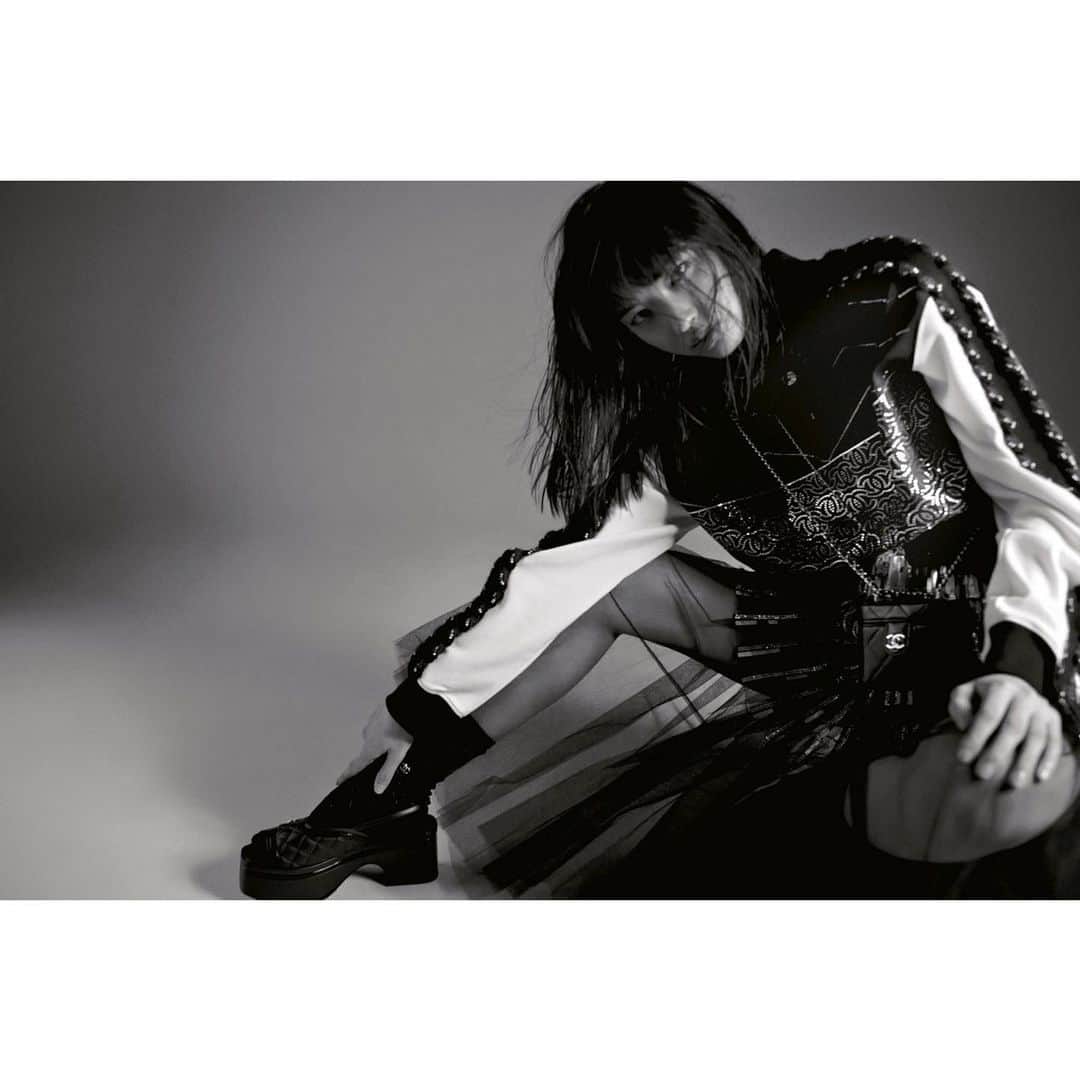 のインスタグラム：「⁡ @harpersbazaarjapan  @chanelofficial  @yusukemiyazaki」