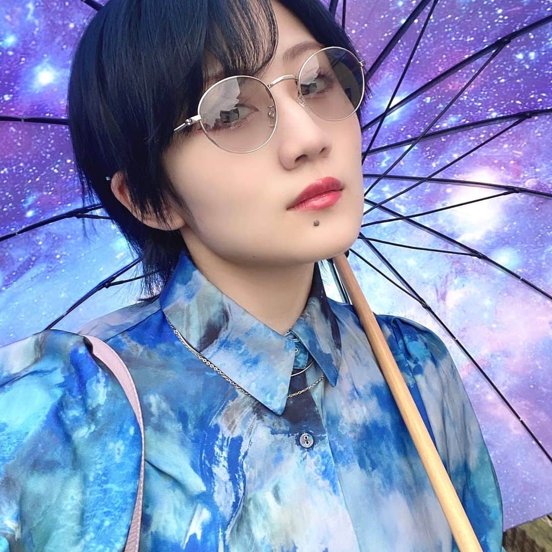 久代梨奈さんのインスタグラム写真 - (久代梨奈Instagram)「雨の日は傘も楽しみたいよね🪐 お気に入りの傘☂️ #rain #umbrella」5月19日 17時01分 - rina.kushiro_official
