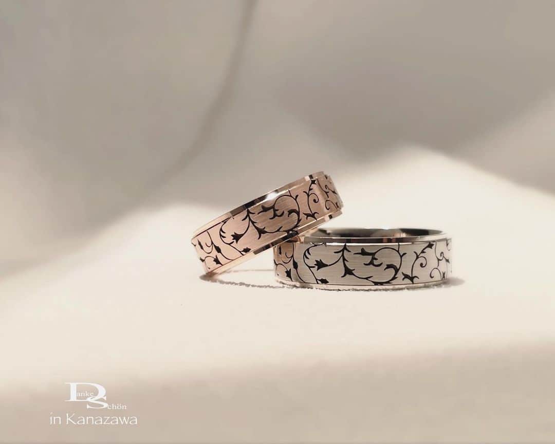 Danke schön ダンケ 金沢 結婚指輪 鍛造さんのインスタグラム写真 - (Danke schön ダンケ 金沢 結婚指輪 鍛造Instagram)「・ ・ ハイ🙌🏻 今日のバウアーさんは コレにします。 ・ ・ 地金の表面にレーザーにて 彫ってますが ・ ・ と！このデザインが「好き」とか「好きでは無い」を 問いたい訳ではなくの投稿🤭 ・ このレーザーが意味する事って 分かりますか？ ・ ・ 皆さんが見落としてる事や 見抜けていない事を知りたくないですか？ ・ ・ それをお伝えする事が 店としての1番の役目😎 ・ ・ これだけ細い細い枝の部分まで レーザーで彫れると言う事は ・ ・ 地金に「ス」が入っているような地金では 成り立たないって事に皆様🙌🏻お気付きですか？ (スとは→気泡→空気) ・ ・ 📌スが入っている地金とは 茶碗蒸しにスが入っている状態をイメージ してもらったら分かりやすいかな？と… (かなりザックリとした説明🙏) ・ ・ そんな状態の地金だったら レーザーこんな模様どうのこうのより ・ ・ そもそも論 ・ ・ 指輪の強度(耐久性)は誇れません。 経年変化など語るべからず…😆 ・ ・ 逆に言えば指輪の基本(真円)を しっかりと抑えられているからこそ ・ ・ こんな細い模様もレーザーでも 入れられると言う訳 ・ ・ デザインが好きとか嫌いで見る以上に こんな風にデザインからでも見抜く力が備わると 本当に🇩🇪クリスチャンバウアーの指輪は 見ていても面白いんですけど…ね。 ・ ・ まだまだそんな風に見て頂ける方は 少ないみたいですが だからと言って私は諦めません。 ・ ・ だって一緒に語り合える 仲間を探したいので今日も明日も 語ります続けます🙌🏻 ・ ・ 【📌point】 このモデルだけが特殊な密度の地金ではなくて指輪の幅が 太くてもスリム系なモデルでも全てこの密度がしっかり 詰まった地金の輪から最終的にデザインを削り出し出していくのです。 ・ ・ 【📌point】 デザインをつけていく時削り出しですよ🙌🏻 ・ ・ ・ ・ ・ ・ 【鍛造削り出し】 🇩🇪クリスチャンバウアー 専門店 ・ ・ ワンランク上をいくノウハウの クリスチャンバウアーの選び方なら 『Danke schön 』 ・ ・ ・ —— 𝐃𝐚𝐧𝐤𝐞——— ▪︎ Instagramプロフィール 🔜 @danke2005  —————————————————————𝐒𝐜𝐡⍥𝐧——— ・ ・ #クリスチャンバウアー金沢 #鍛造指輪 #鍛造リング #結婚指輪 #結婚指輪オーダー #切削加工 #結婚指輪探し #結婚指輪選び #指輪探し #指輪選び #マリッジリング #結婚指輪金沢 #金沢結婚指輪 #セカンドリング #結婚指輪買い替え #地金屋鍛造 #ブライダルリング #結婚記念日 #ベビーリング #ドイツリング #自分へのご褒美   ------------------------------------------✈︎ ---------  鍛造削り出し 🇩🇪クリスチャンバウアー 専門店 『𝐃𝐚𝐧𝐤𝐞 𝐬𝐜𝐡⍥𝐧』 ・ • 営業時間 am11:00〜pm9:00 • 定休日 : 木曜日 • 駐車場 : 店舗前OK • ご予約 : 優先 ・ ・ ——𝐃𝐚𝐧𝐤𝐞——————————————— ▪︎トップページ 🔜 @danke2005 ———————————————————-𝐒𝐜𝐡⍥𝐧—————」5月19日 17時01分 - danke2005