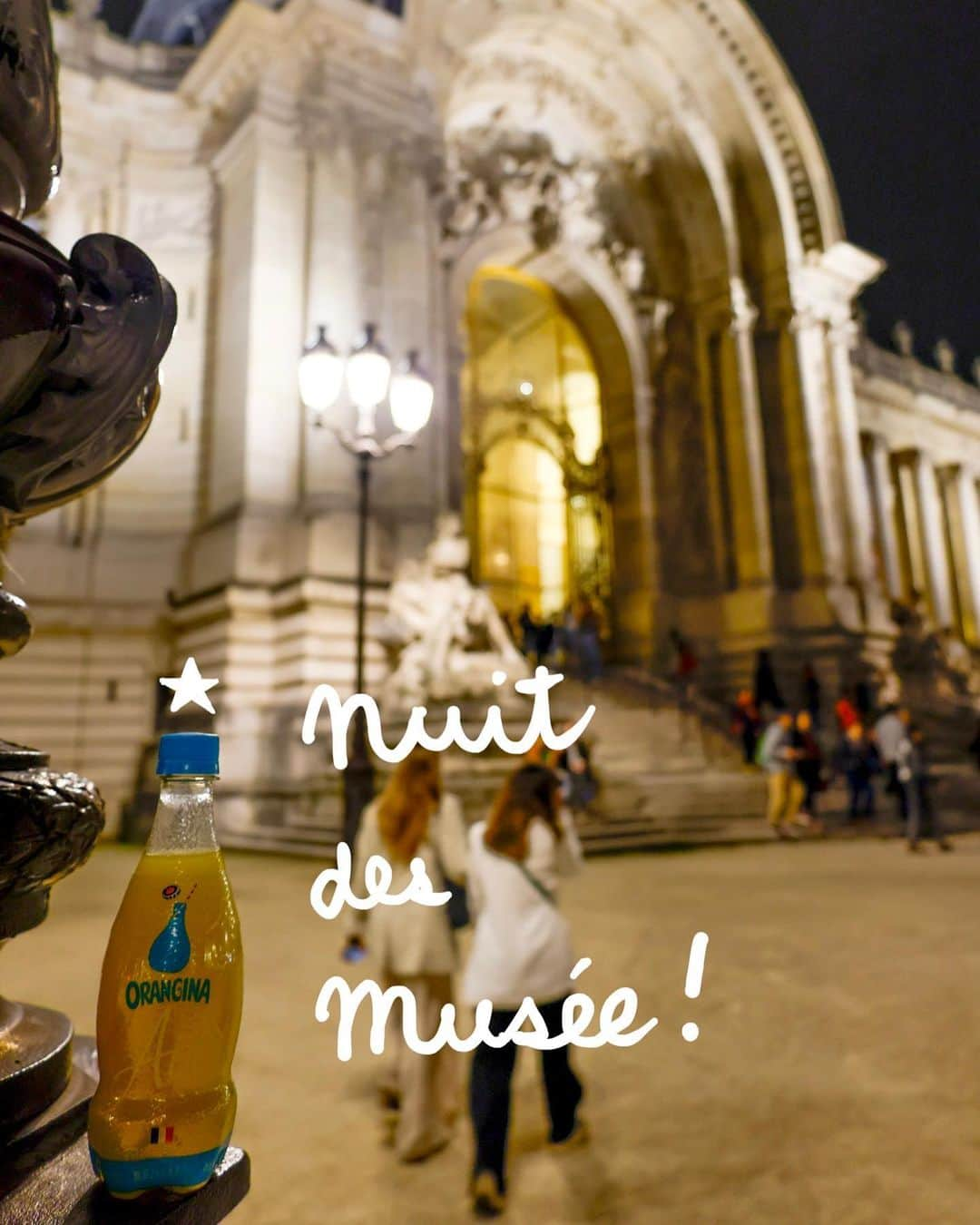 Orangina オランジーナ公式のインスタグラム：「Bonsoir🇫🇷  夜の美術館が開放される Nuit des musée（ニュイ デ ミュゼ）  パリやフランスの各地方で多くの美術館や博物館が 24時ごろまで無料で開放される アート好きにはたまらないイベント⭐️  この日限りの ライブイベントも盛りだくさんです😊  19回目を迎える今年は 1900年のパリ万博のために建てられた プティ パレ美術館に行ってみました👍  ハープの演奏に🎶 インスピレーションを受けて絵を描くイベントや ライトアップされた中庭を散歩できたり カフェでおしゃべりしたり 普段とは違う 夜の美術館を満喫しました✨  #orangina #oranginaairy #france #soda #オランジーナ #フランス生まれ #炭酸飲料 #フランス #オレンジ #休憩 #withオランジーナ #nuitdesmusées #ナイトミュージアム #パリ #paris #petitpalais #プティパレ #ハープ #カフェ #夜 #art #アート」