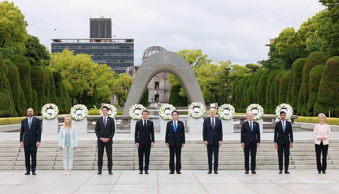 首相官邸さんのインスタグラム写真 - (首相官邸Instagram)「G7の首脳を広島にお迎えしました。平和記念資料館を視察し、被爆者の方との対話、平和記念公園での献花を行いました。被爆の実相への理解を深めてもらいながら、「 #核兵器のない世界 」の実現に向けたG7としてのコミットメントを世界に向け、力強く発信する機会となりました。」5月19日 17時04分 - kantei