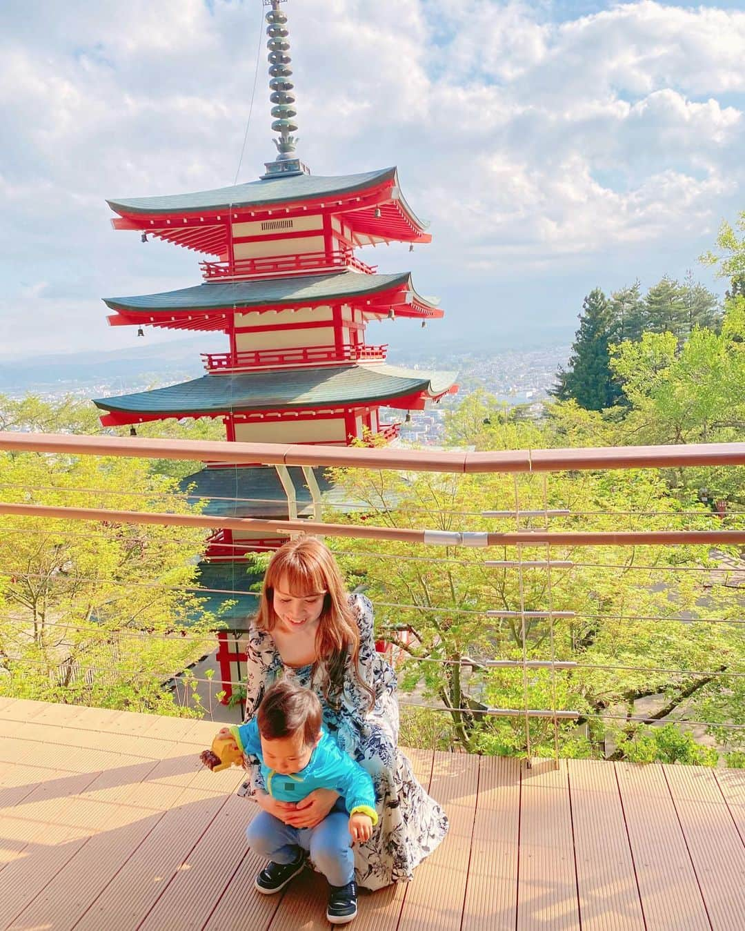 はるみんのインスタグラム：「.·˖*✩ ⁡ 山梨県富士吉田にある 新倉富士浅間神社にやってきました⛩ ⁡ ⁡ 晴れていれば 富士山と五重塔のコラボが みれる絶景スポットです🌸🗻 ⁡ ⁡ 展望台までは登り坂ですが 2歳の子供でも登れました👦🎈 ⁡ ⁡ 夜景も人気らしいので 次は夜に来てみたいなぁ🥳 ⁡ ⁡ 📍Arakurayama Sengen park(新倉山浅間公園) 🇯🇵Yamanashi,Japan ⁡」