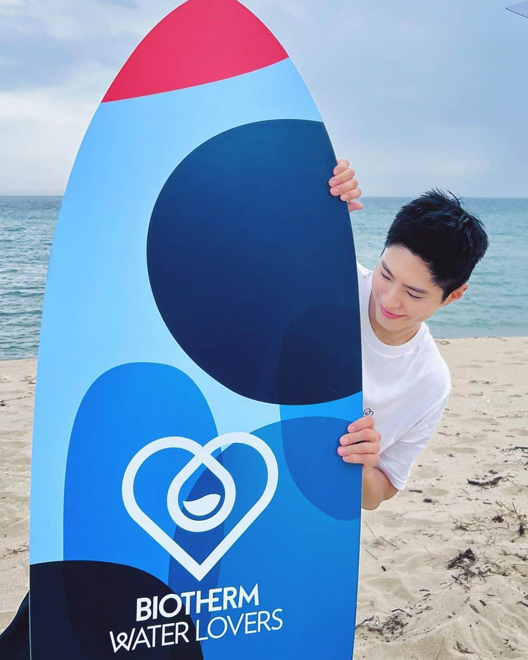 パク・ボゴムのインスタグラム：「Would you #BeAWaterLover ?  #비오템 #워터러버 #비치클리닝」