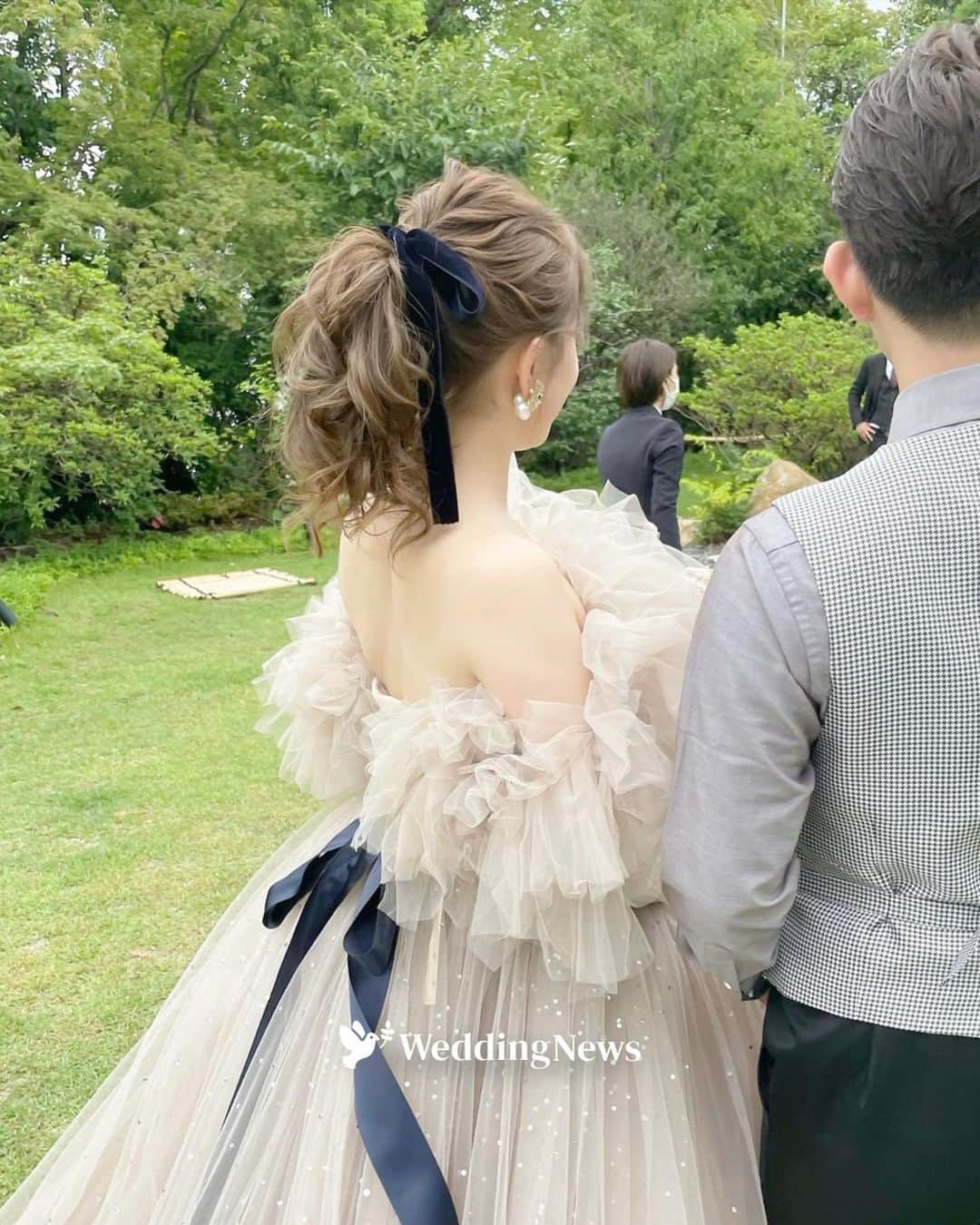 プレ花嫁の結婚式準備アプリ♡ -ウェディングニュースさんのインスタグラム写真 - (プレ花嫁の結婚式準備アプリ♡ -ウェディングニュースInstagram)「@weddingnews_editor ◁ 他の投稿はこちら🕊💕  大人可愛い🌿💕花嫁コーディネート7選✨ …………………………………………………………………  結婚式準備を楽しく♡ 役立つ情報、トレンドを毎日配信中𓂃 𓈒𓏸  マナー・段取り・お金のことはアプリでチェック🤍 【 @weddingnews_editor 】の プロフィールURLからダウンロードしてね🕊💕 …………………………………………………………………  編集部のrinです🌙｡:*  編集部が厳選した🤍 大人可愛い #花嫁コーディネート を ご紹介します🕊🌿  真似したいコーデが見つかるかも😍  ぜひチェックしてみてくださいね✨  ご紹介させていただいたリグラム先のアカウントは 画像内へタグ付けされているのでぜひタップしてみてくださいね😊💓  ＼📷みなさまからの投稿お待ちしています／  花嫁はもちろん、業者さんも大歓迎💭💗 アナタのお写真や動画をご紹介してもOKという方は、ぜひ #ウェディングニュース に投稿してください💕 他のSNSでも掲載させていただく可能性がございます𓅪  ……………………………………………… プレ花嫁のための結婚式準備アプリ🕊️ 🌷ウェディングニュースって？🌷 ………………………………………………  ☑︎記事が毎日100記事更新される  ☑︎先輩花嫁のレポをチェックできる  ☑︎無料のDL素材配布  ☑︎お金・マナー・段取りについて詳しくチェックできる  など、リアルな情報が知れるんです𓂃 𓈒𓏸  @weddingnews_editor のURLから ダウンロードできるのでチェックしてみてね🕊️  #結婚式準備 #ウェディング #花嫁 #ウエディング #プレ花嫁 #結婚式 #花嫁コーデ #ウェディングフォト #カラードレス #ベージュドレス #ブライダルヘア #ウェディングヘア #ポニーテール #ベロアリボン #2023夏婚 #2023秋婚 #2024冬婚 #2024春婚」5月19日 17時18分 - weddingnews_editor