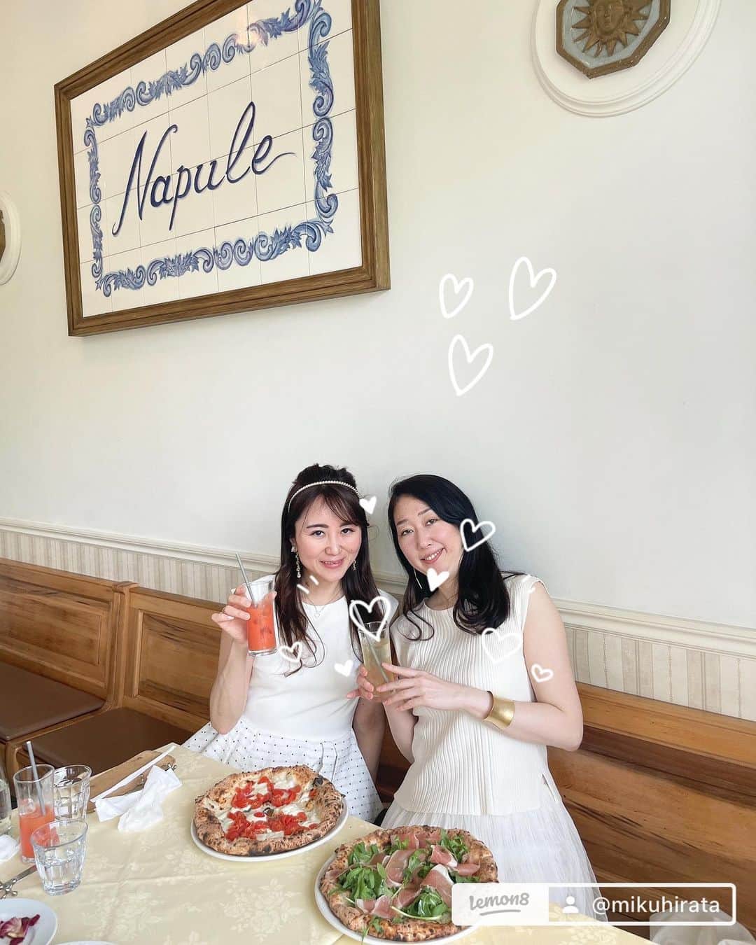 のインスタグラム：「寒暖差がすごいですね🥹 かなり暑い日に、 #napulemidtown (@napule.midtown )に行ってきました🩷  テラス席もあり、とても景色の良いレストランです🍽️ 長年の友人が予約をとってくれて 3人で楽しみました✨  学生時代に、#イタリア研修旅行 に行ったことがご縁でのランチ会だったのですが、今思うと超絶贅沢🍝🇮🇹  ミラノから各都市を周遊してローマまで 何泊したんだろう！  きっといつかまた行けるはず🫶  そして、ナプレミッドタウンでは 美味しいピザとパスタを堪能しました✨  ピザは特に大きめサイズなので、シェアしても十分そうです♪  #lemon8 を久しぶりに更新した記念に トップ画像はそちらのものを🍋  📍 Napule Tokyo Midtown ナプレ 東京ミッドタウン店  #napuletokyomidtown #napuletokyo #midtownroppongi #東京ミッドタウン六本木 #東京ミッドタウンランチ #ミッドタウンランチ #東京ミッドタウン店 #六本木ランチグルメ #乃木坂ランチグルメ #女子会ランチ #男子会にも #lemon8japan」