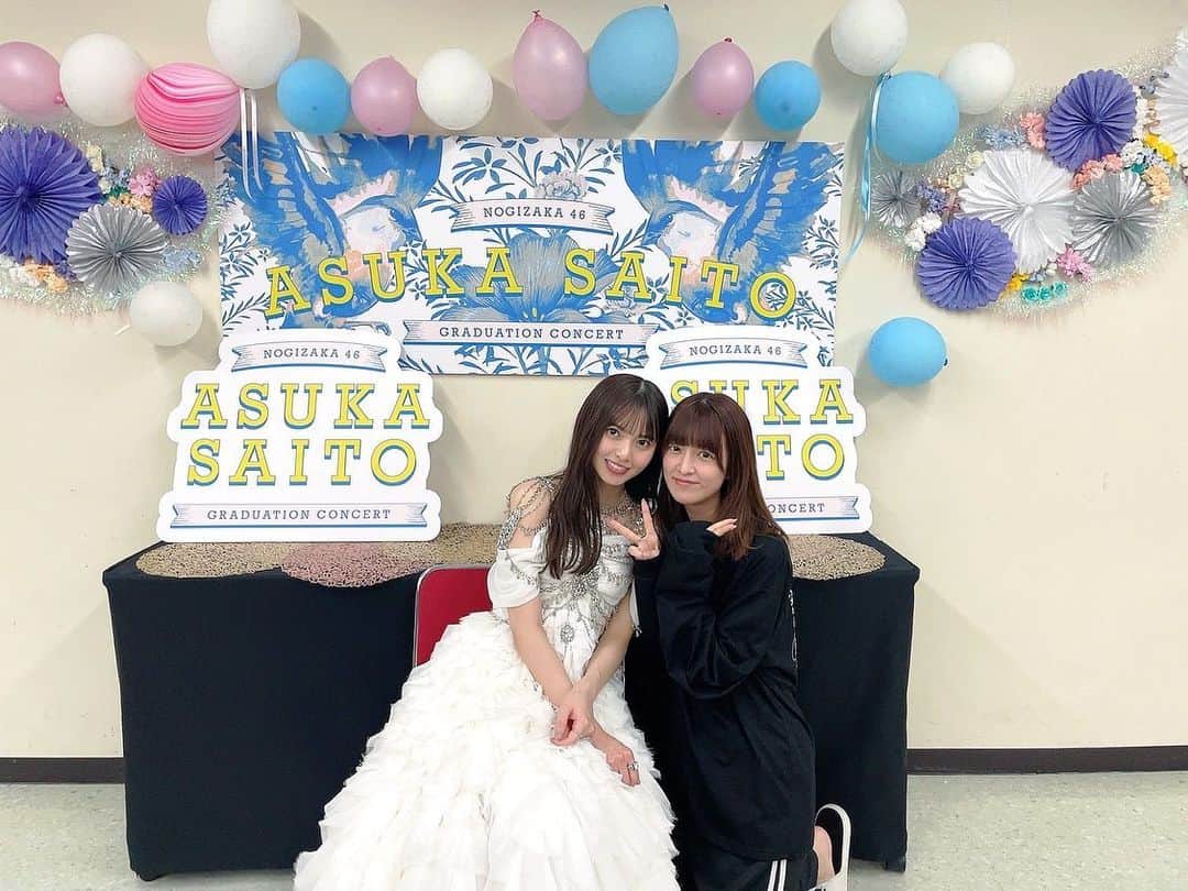吉田綾乃クリスティーのインスタグラム：「🕊 17.18日は 飛鳥さんの卒業コンサートでした🪽  普段見てた飛鳥さんは 少しクールでなんでもサラッと出来る様な印象だったけど お話してみると とても可愛らしくて面白い方で もっと早くからお喋り出来てたらなぁとちょびっと後悔。  とても可愛くて綺麗で素敵だった🪽  愛おしい後ろ姿と リハの合間の思い出🕊」