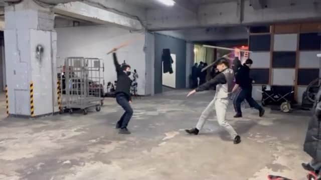 伊藤健太郎のインスタグラム：「静かなるドン前編見てくださった方々ありがとうございました！ 今日から後編です。どうかよろしくお願いします👊  前編のラストの殺陣。こんな感じで練習してました。  kentaro...」