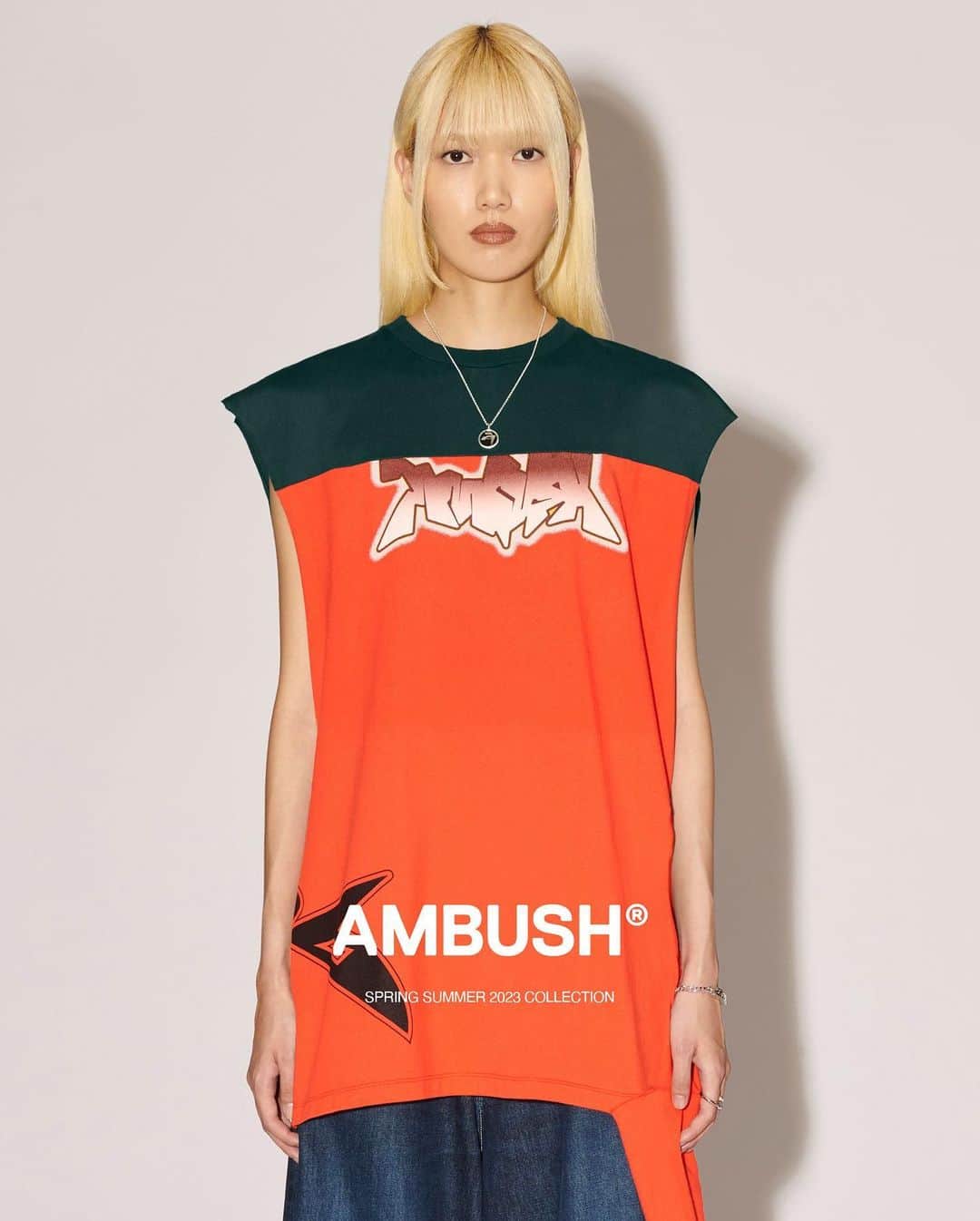 AMBUSHさんのインスタグラム写真 - (AMBUSHInstagram)「Sideways, inside-out – Flip your expectations on their heads. The 2-WAY CUT OFF GRAPHIC T-SHIRT can be worn from both sides.  #AMBUSH SS23 RUNWAY COLLECTION LOOK 35  ALIEN SUNGLASSES INSIDE OUT BLAZER 2WAY CUT-OFF GRAPHIC T-SHIRT SUIT PANT RAVE BOOTS」5月19日 17時30分 - ambush_official