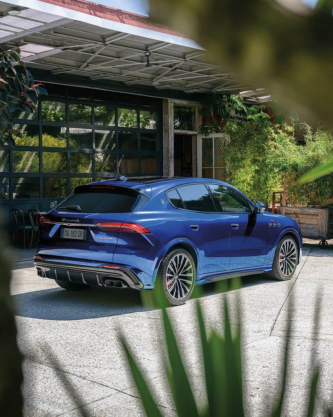 Maserati Japan | マセラティ ジャパンのインスタグラム：「Maserati Grecale Exhibition Days in 大阪 いよいよ、明日 5/20（土）から開催  グローバルでのデビューを遂げたマセラティの新型SUVグレカーレ。  2023年5月20日（土）～21日（日）の2日間にわたり「グランフロント大阪 北館1F ナレッジプラザ」にて新型SUVグレカーレを展示いたします。開催期間中には実車モデルの展示をお楽しみいただけます。  本イベントではグレカーレの実車をお楽しみいただけるだけでなく、当日アンケートにお答えいただいた方には数量限定で素敵なプレゼントをご用意しております。  イタリアを代表するラグジュアリーブランドの中でひと際存在感を放つマセラティの最新モデルを是非ご体感ください。  あなた様のご来場を心よりお待ち申し上げております。   詳しくはこちら。 https://www.maserati.com/jp/ja/news/maserati-grecale-exhibition-osaka-2023  #Maserati #マセラティ #MaseratiJapan #マセラティジャパン #Grecale #グレカーレ #EverydayExceptional」