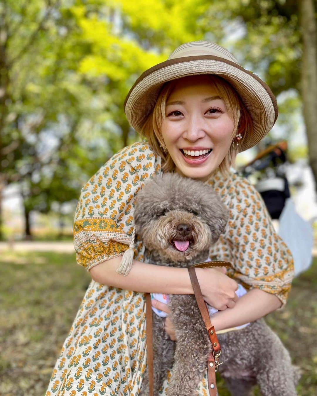 くまみきのインスタグラム：「もじゃも一緒にピクニックした🐶  バギーも車も乗るようになって移動範囲が広がった感！！  犬と行ける楽しい場所あったら教えてください🐶🧡 旅行も行ってみたいな〜🧡  #モジャスタグラム #トイプードル #トイプードル男の子 #トイプードルブラウン #犬のいる生活 #犬のいる暮らし #人間かもしれない #犬 #犬バカ部 #愛犬 #poodle #toypoodle #dog #dogstagram #instadog」