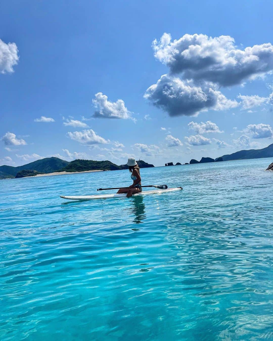 NAHOのインスタグラム：「💙💙💙 . . 朝起きて一呼吸っ☁️♡ 歩いたらすぐそこに座間味ブルーの海🪸✨ ぷかぷか浮いてるだけでも心がぽわ〜って癒されるよ💙 . . . #NAHO #nature #okinawa #okinawalife #zamami #zamamiisland #beautifulbeach #blue #beachgirl #photography #沖縄 #沖縄移住 #座間味 #座間味島 #島暮らし #離島暮らし #移住生活 #海のある生活 #自然 #海 #サップ #ビーチライフ」