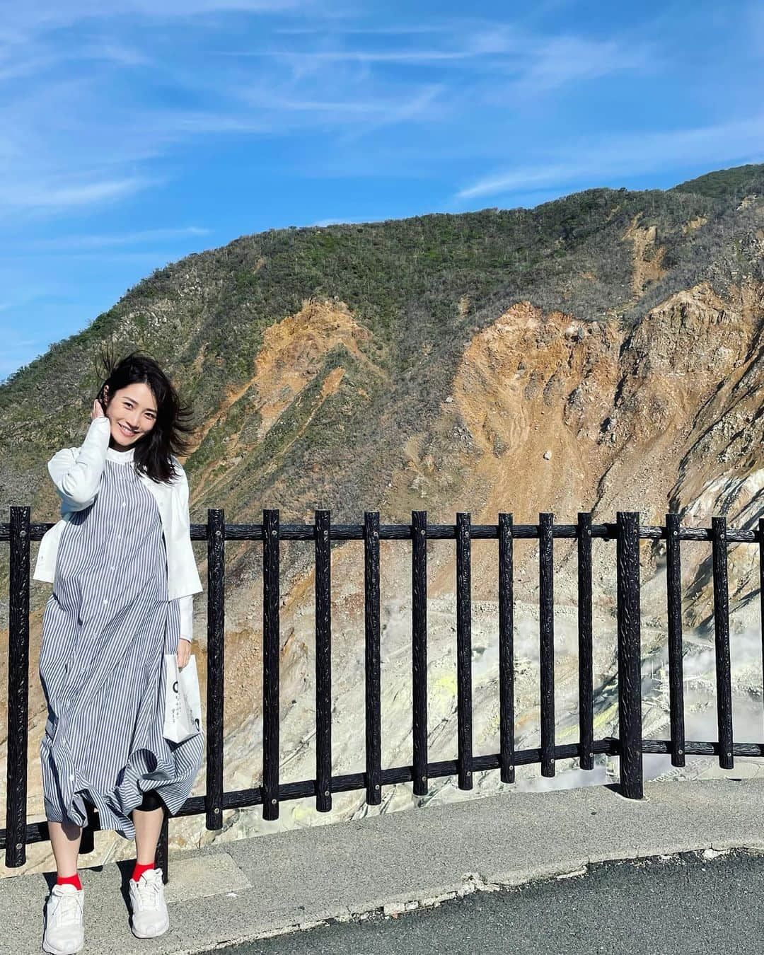 土井玲奈さんのインスタグラム写真 - (土井玲奈Instagram)「大涌谷！ 風が強くて写真は基本髪バサバサw 綺麗に晴れてたので 素敵な景色を堪能できました✨  寒すぎて下に履いてるレギンス見えてるのはご愛嬌☜  お昼食べそびれてたから その場で食べた黒たまごが美味しくて沁みた、、、 ほんとに7年寿命延びたと思うw  #大涌谷  #大涌谷黒たまご  #延命祈願 #箱根旅行  #箱根温泉」5月19日 17時38分 - doixreina