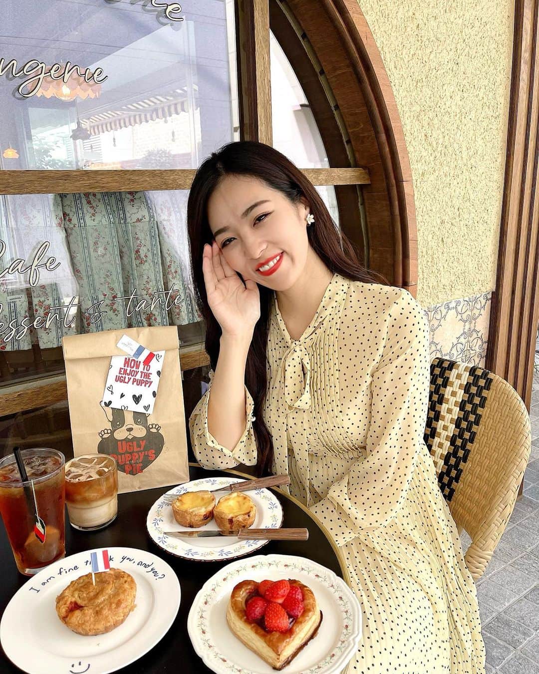 絹野志朋のインスタグラム：「🇰🇷💕  한국 여행을 즐겼.  あっという間に韓国での時間が過ぎて 日本に帰国しています🇯🇵 が、韓国投稿はしばらく続きます〜！  @aiai.travel さんと 韓国行きたいですねって言ってたのが まさかの形で実現して嬉しかった❤︎  @uglypuppy.dosan  江南にあるカフェが可愛すぎたので また開拓しに行きたいな〜🤤 . . #shihovisitworld #shihovisitkorea  #韓国 #韓国カフェ #韓国旅行  #韓国好きな人と繋がりたい #江南 #江南カフェ #江南市カフェ」