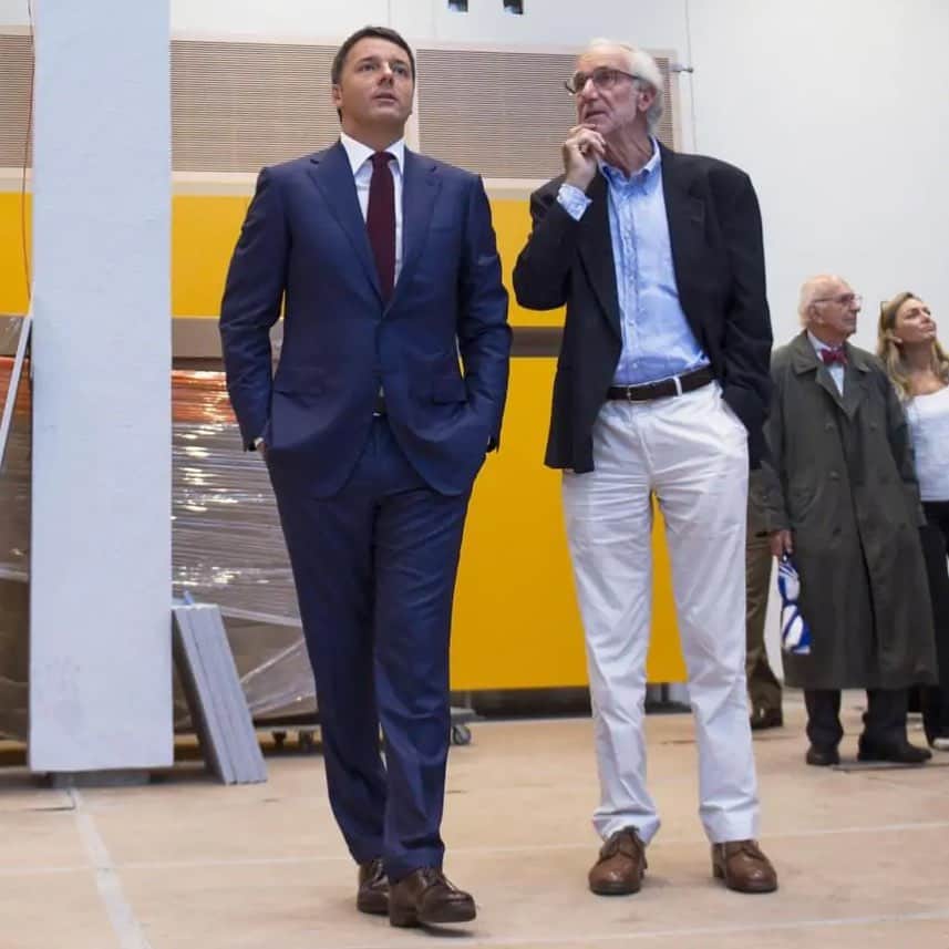 マッテオ・レンツィのインスタグラム：「Tutto il mondo politico si sta accorgendo FINALMENTE di quale follia sia stata la chiusura dell’unità di missione “Italia Sicura”, il progetto del mio Governo con Renzo Piano e Erasmo d’Angelis. Conte decise di eliminare quella struttura che combatteva il dissesto idrogeologico e questo è stato l’errore più grande dei grillini, persino più grande del reddito di cittadinanza o del superbonus. Rivolgo un appello al Governo Meloni: recuperate quel progetto. È l’unico modo per spendere subito i soldi che già ci sono」