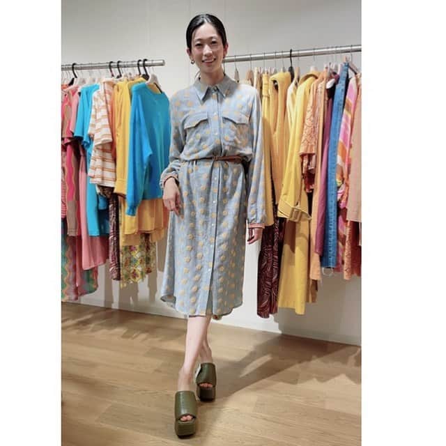 佐藤飛鳥のインスタグラム：「@pdst.jp にてイタリアンブランド、メメロードのワンピースをget👗✨  肌あたりのいい素材で、一枚でサラッとワンピースとしても、羽織としても使える優秀なやつ！  これからの季節日差し避けや冷房が効いた室内でも活躍しそう〜😘  でさぁ、何がいいってこの袖の丈よね！ その昔大御所カメラマンさんにテナガザルってあだ名付けられた私は袖丈が合うのが少ない！ けどさすがは海外ブランドだけあって手首までサラッと隠れちゃうのがサイコーに可愛い！ 私も萌え袖する😍笑←  色違いのブラウスや、大胆なカッティングのシャツもgetしたので、それはまた🙋‍♀️💓  #メメロード #memeroad」