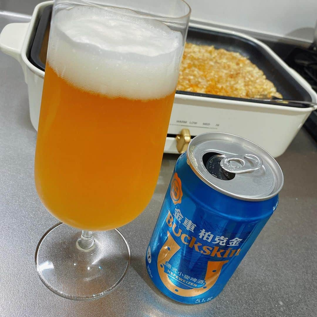 mizukiさんのインスタグラム写真 - (mizukiInstagram)「.  キッチンもんじゃでビール最高🍻  ドイツのビアスタイルが楽しめる Buckskin2種類を飲んでみた💛  1枚目ドイツビアスタイルの王道 ミュンヘンヘレスは爽やかで苦味も少なく 繊細な味わいでかなり飲みやすかった🍺  2枚目ヘーフェヴァイツェンは 泡がきめ細かくて少しだけ白濁したドイツビール フルーティな香りがして苦味が少なく飲みやすい🍺  ほんと美味しくて気に入った🫶🏻 他にも種類あるみたいだから ここのビールは全制覇したい🫶🏻  PR @buckskinbeer.jp #ミュンヘンへレス #ヘーフェヴァイツェン #Buckskin #バックスキンビール #小麦ビール #台湾ビール #ホワイトビール #ギフト #飲んでおどろき #晩酌 #おつまみ #ビール #飲み比べ #ドイツビール #美味」5月19日 17時44分 - mizukich13