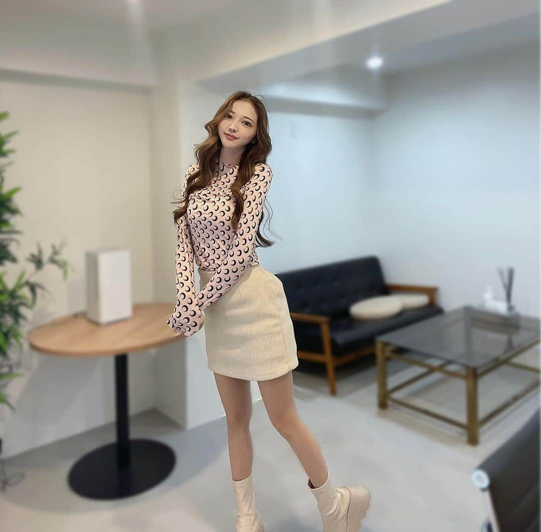 のインスタグラム：「女の子は、いつまでも可愛いくて 綺麗になりたい生き物💖😆 好きなお洋服着てhappyに過ごすのだ！ . . マイナスな発言するより ポジティブな発言をしよう！ 毎日キラキラにさせよ💖 . . そして男の子は、今日も女の子を 褒めてあげてねっw🤣🤣💓 . . .  tops @salang_official  skirt @dholic_official  boots @shein_japan  . .  #ファッションコーデ #春服 #spring #fashion #ootd #コーデ #春 #春コーデ #コーディネート #今日のコーデ #新作 #プチプラ #プチプラコーデ #ファッション #girl #tokyo #韓国 #korea #オルチャン #夏コーデ #韓国通販 #instagood #new #lookbook」