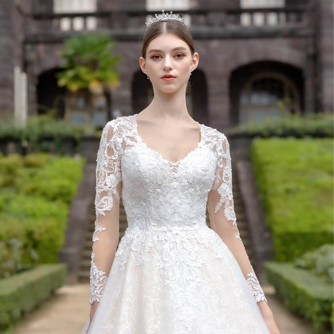 TAKAMI BRIDALさんのインスタグラム写真 - (TAKAMI BRIDALInstagram)「*  Corestis / コーレスティス    繊細でエレガントなラッセルレースを贅沢にあしらった、総レースのウエディングドレス。   デコルテを美しく魅せるVラインのカッティングと、透け感のあるロングスリーブがエレガントで優美な装いに。   スカート全体に施されたスパンコールが眩い輝きを放ち、クラシカルなムードの中に煌めきを添え、誰もが忘れることのできない1日を約束します。」5月19日 17時50分 - takamibridal_costume