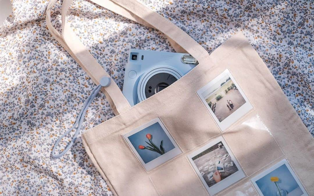 Fujifilm instaxさんのインスタグラム写真 - (Fujifilm instaxInstagram)「＼使ってみたい！と思ったら「📷」でコメントしてくださいね／ 【晴れた日にはチェキを持って☀️INSTAX SQUARE SQ1】  爽やかなブルーのINSTAX SQUARE SQ1💠 天気の良い日のお散歩にぴったりなアイテムです✨  スクエアフォーマットのチェキだから、「きれい！」と思った風景を広々と写すことができます📷  友人とのお出かけや、1人でのちょっとした散歩記録も、チェキで残せば特別な味わいに🌷  お気に入りのチェキプリントをオリジナルトートにカスタマイズ！ とても素敵ですね🍀  Special Thanks😌 @yuki__kasumisou  ----------------  チェキで撮影した写真に当アカウントのタグ付を行い、#チェキ  #INSTAX を付けて投稿してください📷✨  素敵な写真は、本アカウントにてご紹介をさせて頂きます！  あなたの #チェキ活用術 も募集中です🌟  ---------------- #チェキ #INSTAXlife #INSTAX #INSTAXmini  #INSTAXcamera #cheki #FUJIFILM #富士フイルム #チェキのある生活 #マイチェキ #INSTAXSQUARESQ1 #インスタックススクエア #フィルムカメラのある生活 #フィルムカメラ #selfie #カメラ女子 #チェキ女子 #お散歩カメラ #お散歩写真 #お散歩フォト #淡色女子 #チェキスタグラム #チェキスクエア #お出かけ記録 #シンプル系統 #季節を楽しむ #散歩風景」5月19日 18時00分 - cheki_instax