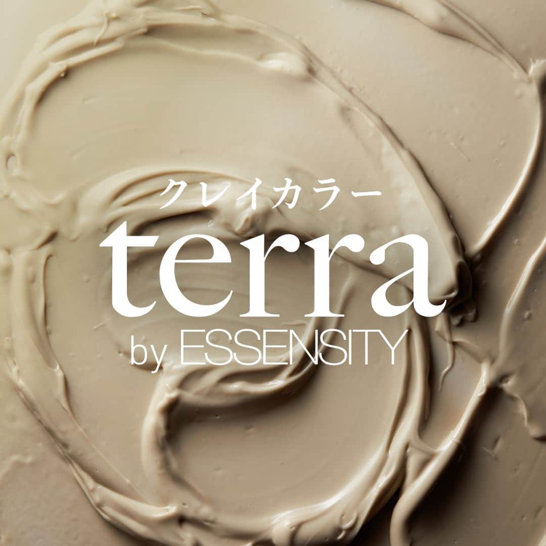 のインスタグラム：「クレイカラー ”テラ”  人の印象を大きく左右する髪。しっかりとした発色で髪を彩り、なめらかな質感とツヤが毛先まで感じられるため、いつも健やかで幸せオーラを感じる髪に。テラに含まれたクレイと植物エキスが相乗作用します。 ----------------------------------- 〈terraの特徴〉 ◎高浸透：パワフルな色艶と色持ち、とろけるような質感。 ◎やさしさの追求：クレイや植物、海洋成分に秘められた有用性に着目。 ◎高密着 ：どんな毛1本も取り残さない。 -----------------------------------  #terra #テラ #クレイカラー #クレイヘアカラー #ヘアカラー #自然由来成分 #シュワルツコフ #シュワルツコフプロフェッショナル #schwarzkopf #schwarzkopfprofessional」