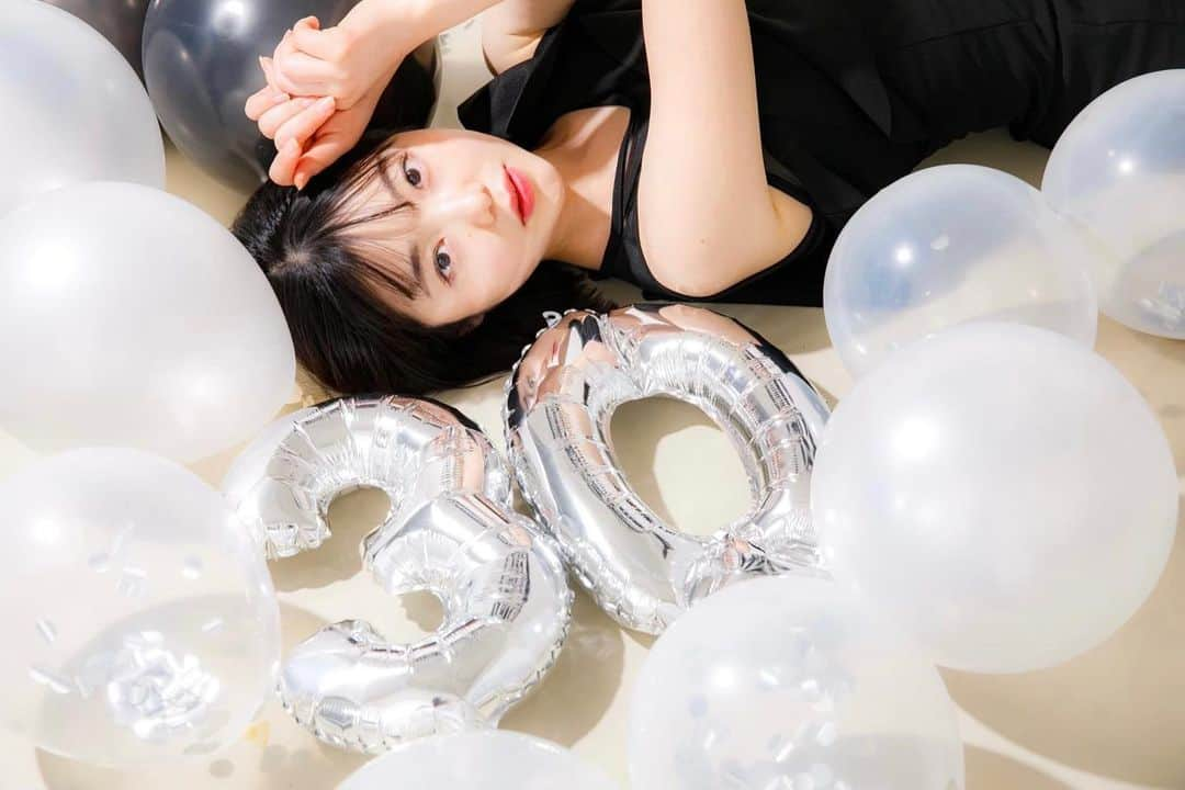 松岡里英さんのインスタグラム写真 - (松岡里英Instagram)「・ 今日5月19日で30歳になりました！  30歳の抱負は、 「やりたいことを全部やる😎」です！笑  お芝居だけにとらわれず、バラエティ、モデル、グラビア、配信、自分がやりたいって思って、やらせていただけるチャンスをもらったお仕事はジャンル問わず頑張りたいなと思ってます！✨  もちろんそれがブレているように見える活動じゃなくて、私の中での芯は貫きます☺️  プライベートは変わらず楽しく、 好奇心旺盛に生きていこうと思います😂✨  30歳になったからって瞬間に何か変わるわけじゃないけど、私らしい歳の取り方をして素敵な女性になりたいなと思っています☺️  どうかこれからも変わらぬ応援よろしくお願いします✨  #happybirthday  #お誕生日」5月19日 18時00分 - matuoka0519