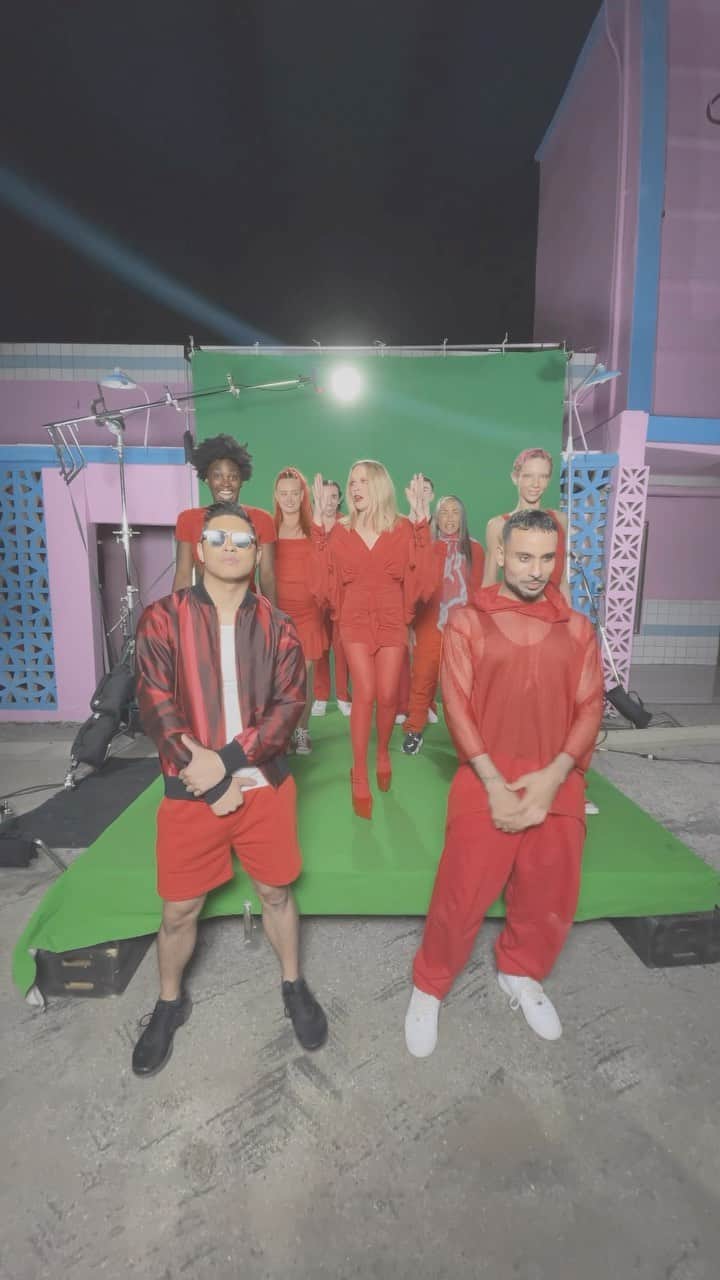 カイリー・ミノーグのインスタグラム：「Making it up!! ❤️PADAM PADAM❤️ with @ayhollywood and these amazing dancers!」