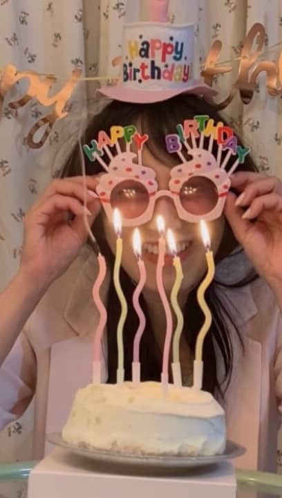 芹那のインスタグラム：「2023/05/19🤲🏻  今日は金曜日だけれどお誕生日なのでYouTubeアップします🎉そして20:00〜U-zoneで配信もしているので遊びに来てください🩵一対一配信予約もまだ間に合うかもだよお🤗  ありがとう大好きと伝えたい人たちの笑顔がたくさん浮かぶよ☺️💓」