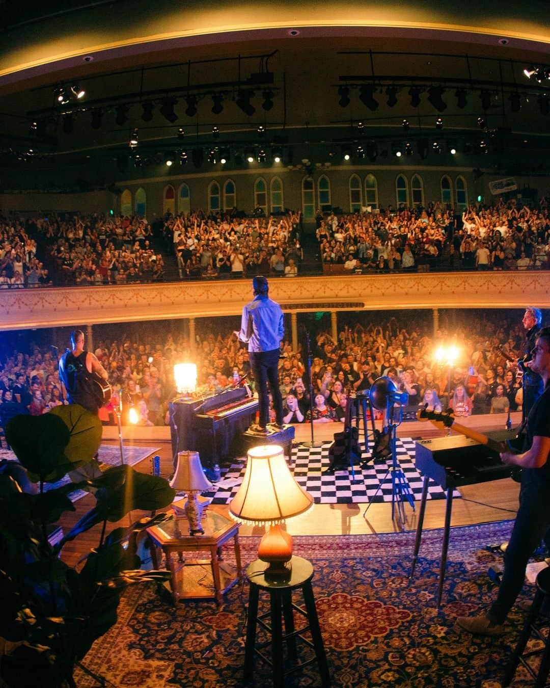 リアン・ドーソンさんのインスタグラム写真 - (リアン・ドーソンInstagram)「Hi we started a band in 9th grade in my parents basement and just played a sold out show at @theryman and are doing the same at @redrocksco in a few days :) hope you’re happy everyone. Cold brew and water. All visual goodness by the incredible  @_lupe and @salmabustos」5月20日 3時29分 - riandawson