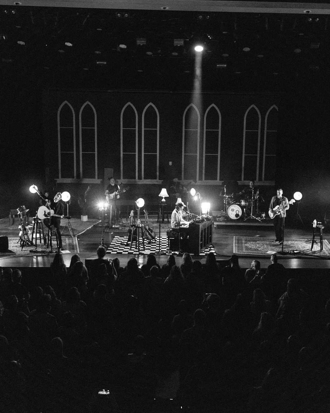 リアン・ドーソンさんのインスタグラム写真 - (リアン・ドーソンInstagram)「Hi we started a band in 9th grade in my parents basement and just played a sold out show at @theryman and are doing the same at @redrocksco in a few days :) hope you’re happy everyone. Cold brew and water. All visual goodness by the incredible  @_lupe and @salmabustos」5月20日 3時29分 - riandawson