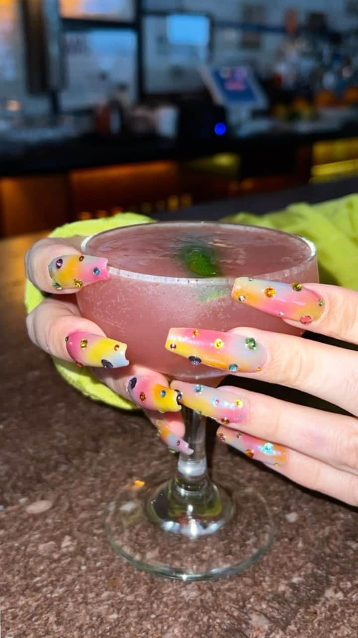 安田直美のインスタグラム：「Rainbow 🌈💅🏽 @annatrevelyan」
