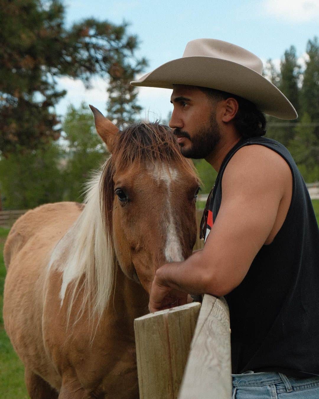 デイジー・クレメンタイン・スミスさんのインスタグラム写真 - (デイジー・クレメンタイン・スミスInstagram)「Kiwi but make him Cowboy. Also the last video 😍   I miss you @trenthulme」5月20日 3時26分 - daisyclementine