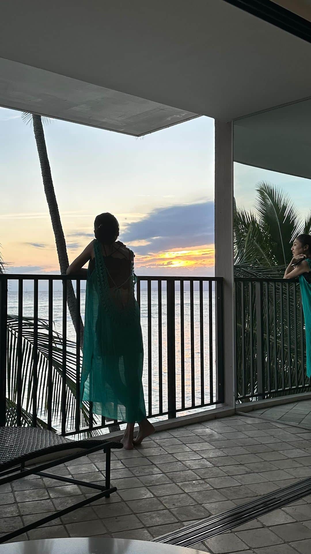 のインスタグラム：「Hawaii🌺④〜2days sunset💕 Hawaiiのパワースポット⁉️と思うほどのsunsetを見にいかせていただきました♡ 素晴らしすぎてずっと見ていたくなるほどの風景😊夕日が沈んでく風景と波の音が最高すぎた！ パワーをたくさんいただきました😊 ありがとうございます💕 @ami_nakagawa_  #中川愛海 #ポートレート撮影 #ハワイポートレート撮影 #ハワイポートレート」