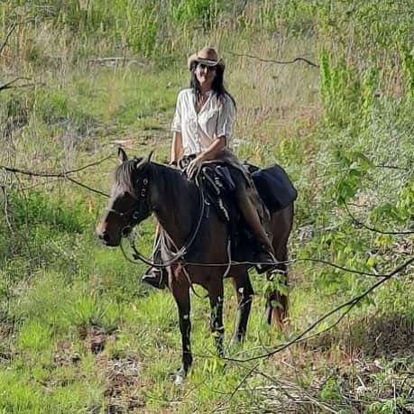 アンジー・ハーモンのインスタグラム：「Happy FRIYAY!!!! 🐴🧲😎🤠   #blessed #grateful #gonecountry #cowgirl」