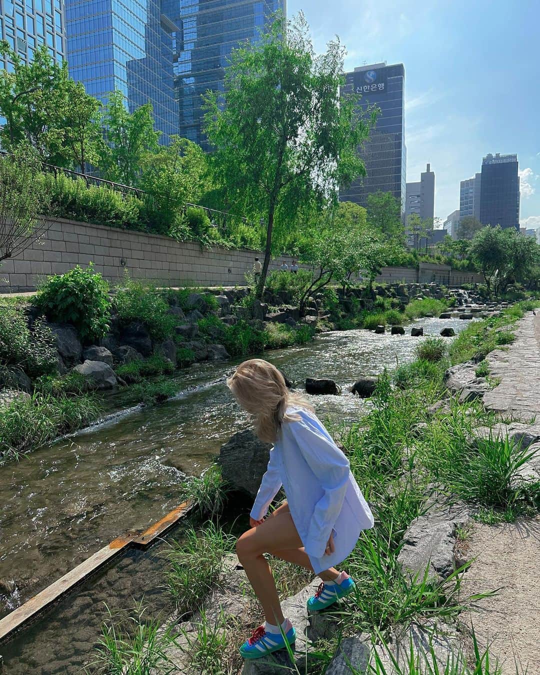 Xenia Adontsさんのインスタグラム写真 - (Xenia AdontsInstagram)「We got lost and couldn’t get a car because of strikes so I decided we should explore and few minutes later I found the most incredible little oasis in the middle of the city and it made me so happy because it was so serene and peaceful in the middle of a 10 million people city see I always say it’s good to get lost sometimes」5月20日 4時03分 - xeniaadonts