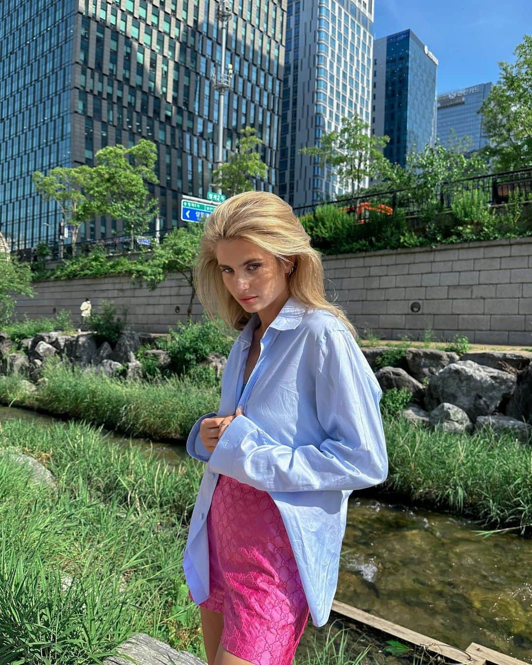 Xenia Adontsさんのインスタグラム写真 - (Xenia AdontsInstagram)「We got lost and couldn’t get a car because of strikes so I decided we should explore and few minutes later I found the most incredible little oasis in the middle of the city and it made me so happy because it was so serene and peaceful in the middle of a 10 million people city see I always say it’s good to get lost sometimes」5月20日 4時03分 - xeniaadonts