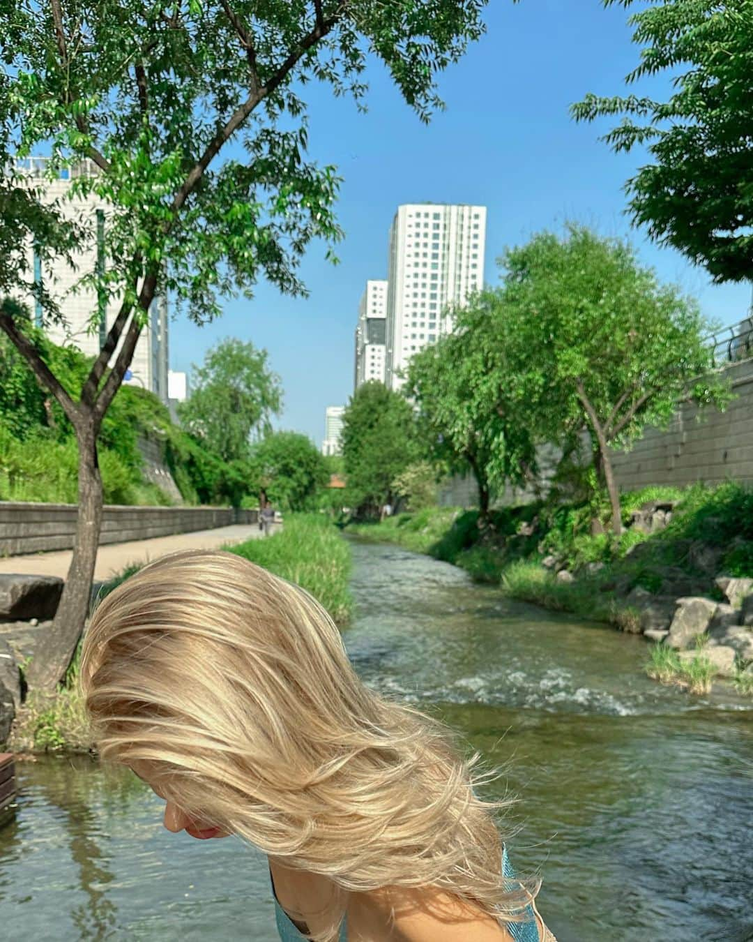 Xenia Adontsさんのインスタグラム写真 - (Xenia AdontsInstagram)「We got lost and couldn’t get a car because of strikes so I decided we should explore and few minutes later I found the most incredible little oasis in the middle of the city and it made me so happy because it was so serene and peaceful in the middle of a 10 million people city see I always say it’s good to get lost sometimes」5月20日 4時03分 - xeniaadonts