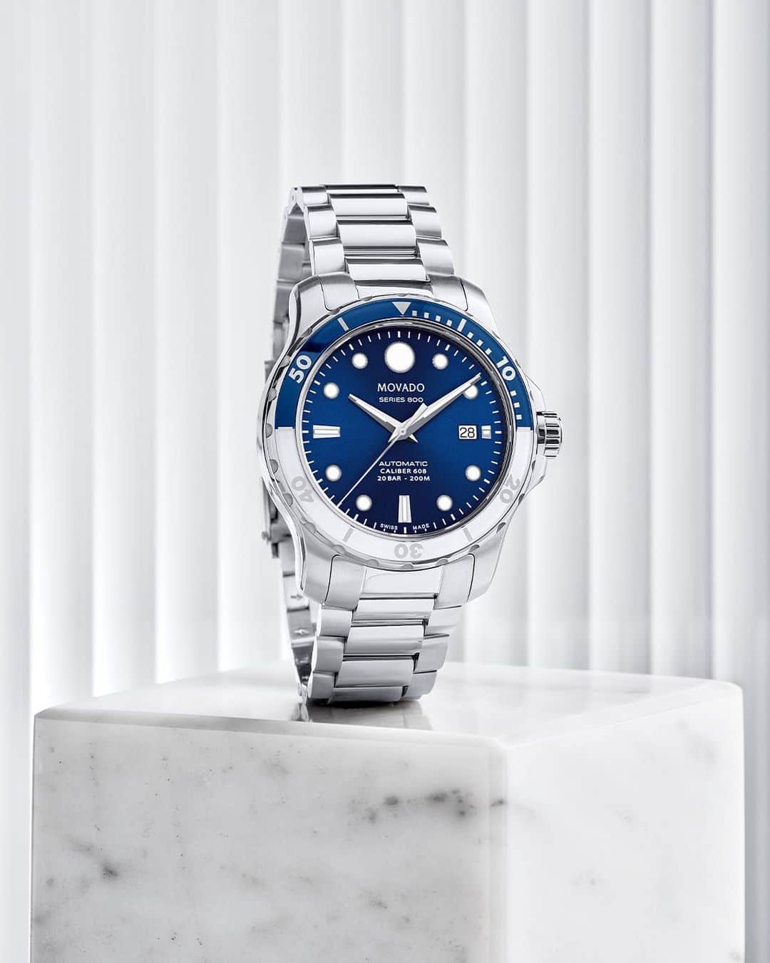 モバードのインスタグラム：「Ready to be worn and loved. This dual-color bezel brings an unexpected element of style to our sporty #Series800. Find the entire collection on Movado.com today.」
