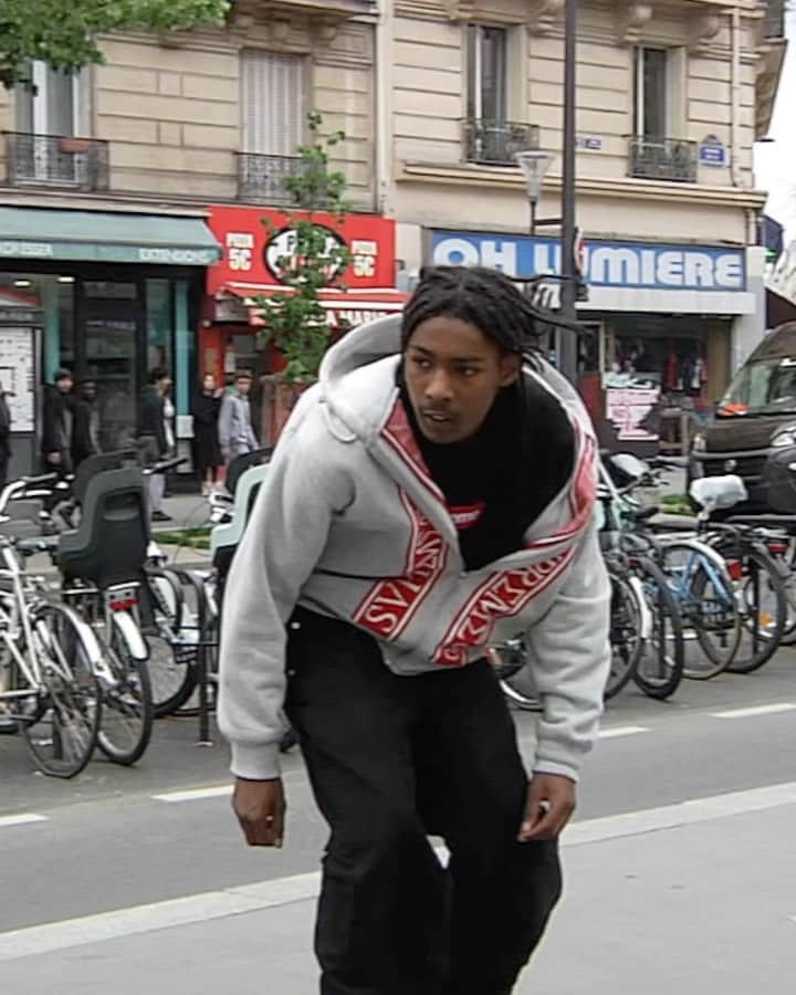 シュプリームのインスタグラム：「Paris, 2023  📹@instannoni, @val1stacks」