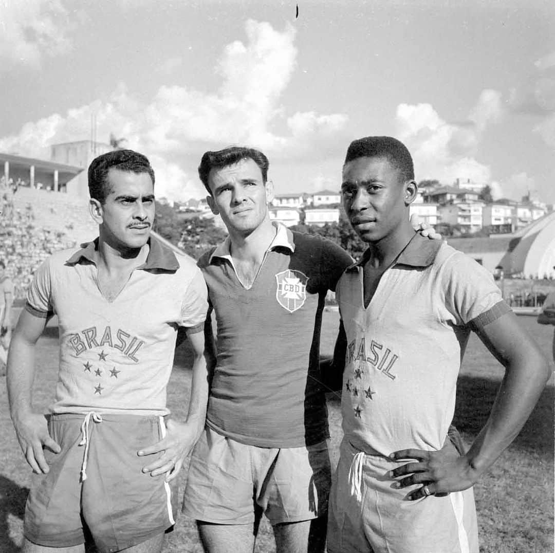 ペレのインスタグラム：「A Pelé Foundation convida você a testar os seus conhecimentos sobre a história do futebol brasileiro. E então, você sabe quem está com o Rei nessa foto?  . The Pelé Foundation invites you to test your knowledge of the history of Brazilian football. So, do you know who is with the King in this photo?」