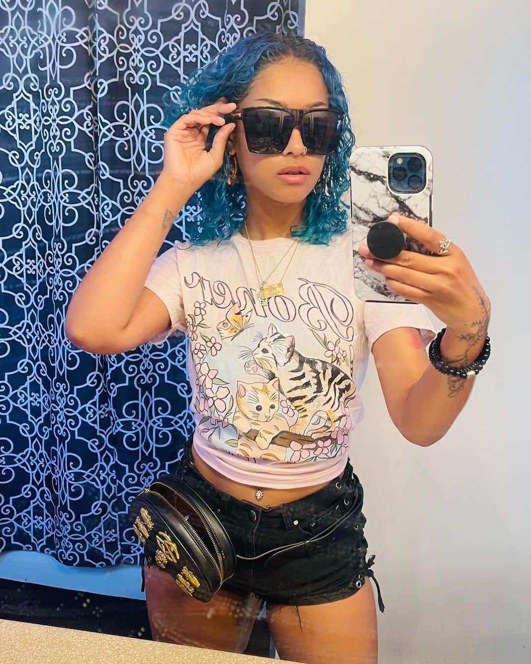 スキン・ダイアモンドのインスタグラム：「Felt cute 💙🔪 #böner」
