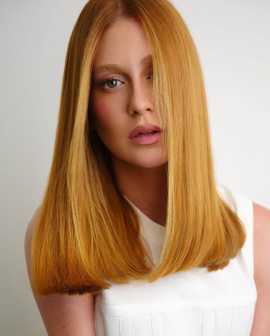 マリーナルイバルボサのインスタグラム：「NEW ERA! 👩🏻‍🦰 Novo look para uma nova personagem e mais uma vez ao lado de @pantenebrasil - minha marca do coração e que me acompanha em todos os momentos. E claro, contei com a linha Colágeno Hidrata & Resgata para preparar meus fios para esse momento e vou continuar usando pra se manterem saudáveis! PRECIOSA VEM AÍ ✨ #CabeloPantene #MeuCabeloPodeTudo #publi」