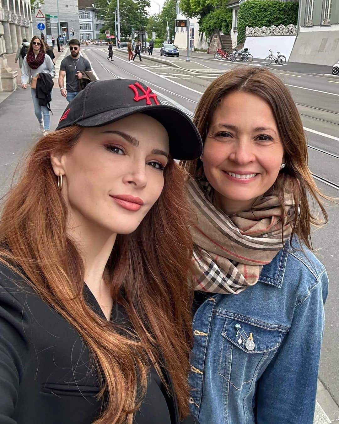 Mine Tugayのインスタグラム：「Şehri arşınladık☺️ @turkishdelight100 💕」