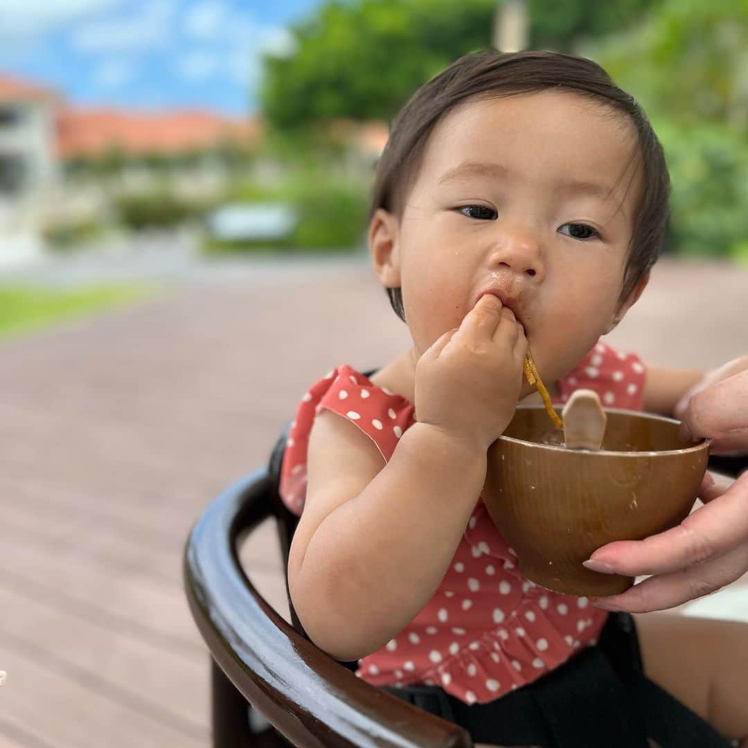 三浦あくりさんのインスタグラム写真 - (三浦あくりInstagram)「みにあく1歳3ヶ月♡ おっぱい卒業して 夜泣きもなくなりご飯もよく食べるようになりました♡ . お昼寝も夜寝も ベッドに行ってオルゴールをかけると 一旦お腹の上でピッタンコしたあとに 自分でもそもそとねんねします🥺 . 寝つきも良くなって とても嬉しいけれど とてつもなく寂しい😭 . 幸せそうに飲んでる姿とか 飲みながらニコォ☺️って 笑う姿 もう見れないんだと 思うと涙が止まらないけれど こうやって少しずつおっきくなって色んなことができるようになっていくんだね😌 . 1年間完母で トラブルもあったし大変だった事もあるけれど 沢山飲んでくれてありがとう😌 ママと2人の大事な時間 本当に幸せだった🤍　 いっぱいおっきくなれ〜！！！ #1歳3ヶ月 #卒乳 #断乳 #女の子ママ」5月19日 19時54分 - akurimiura